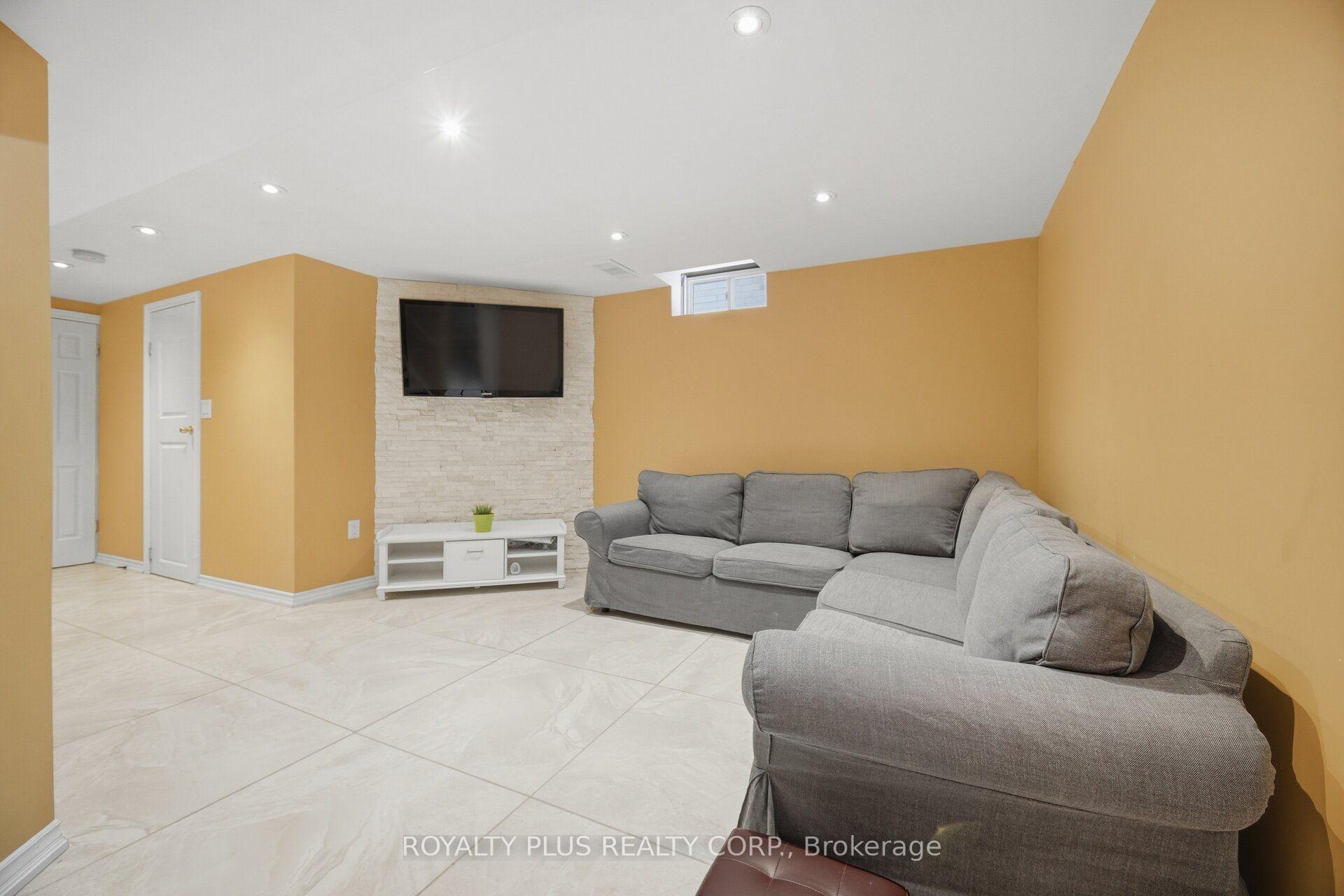 Photo 32 of 77 Arthurs Crescent, Brampton, Fletcher's West — HOMEH