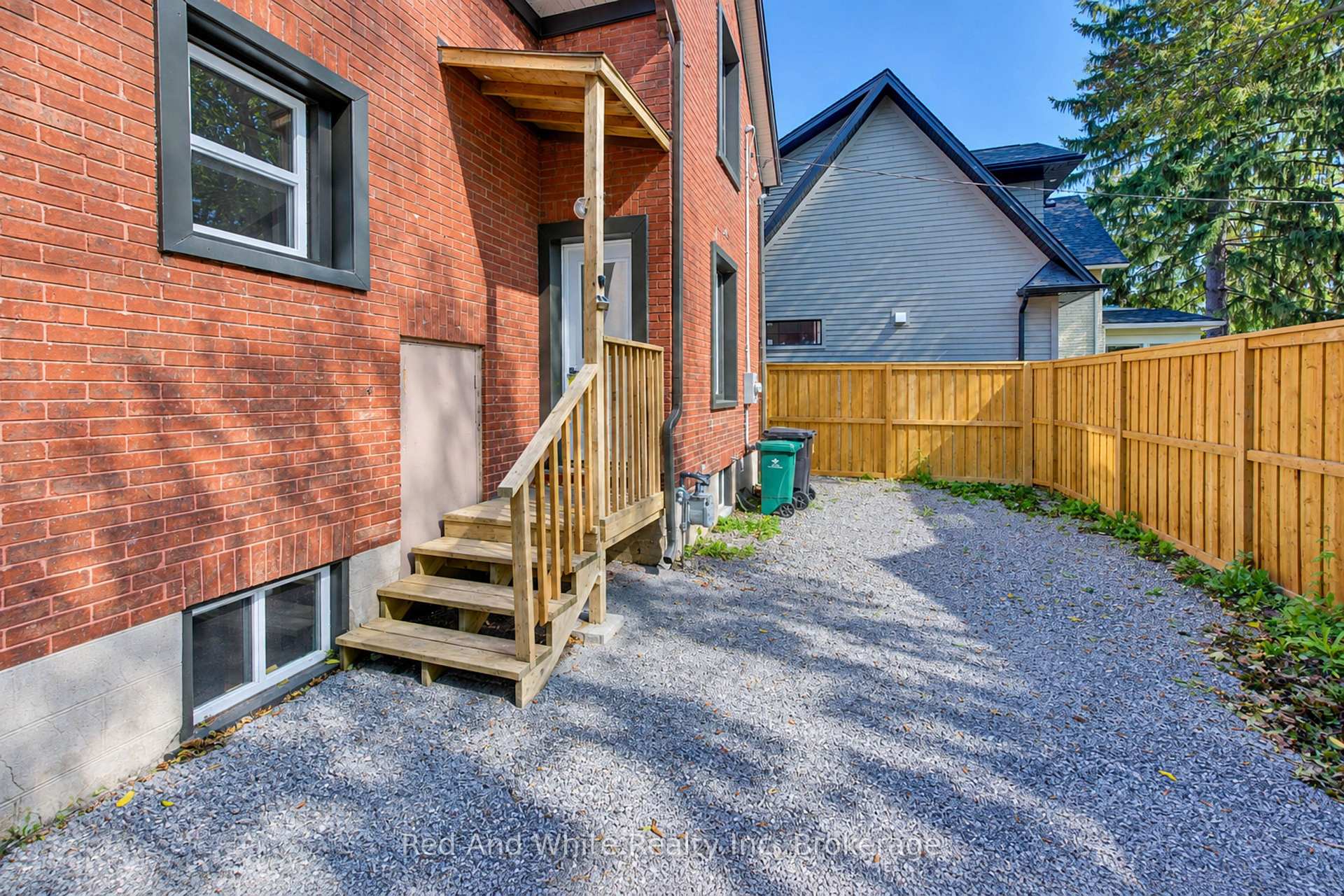 Photo 2 of 18 Miehm Place, Kitchener, Civic Centre — HOMEH