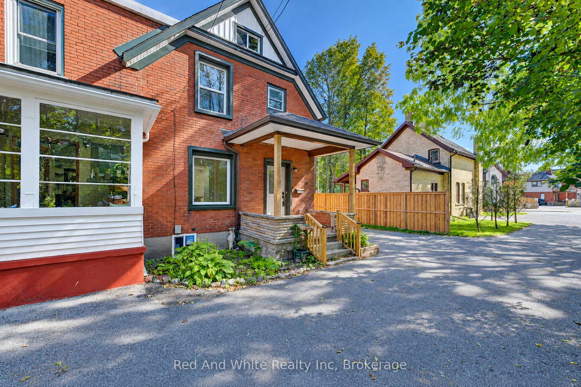 Photo 3 of 18 Miehm Place, Kitchener, Civic Centre — HOMEH