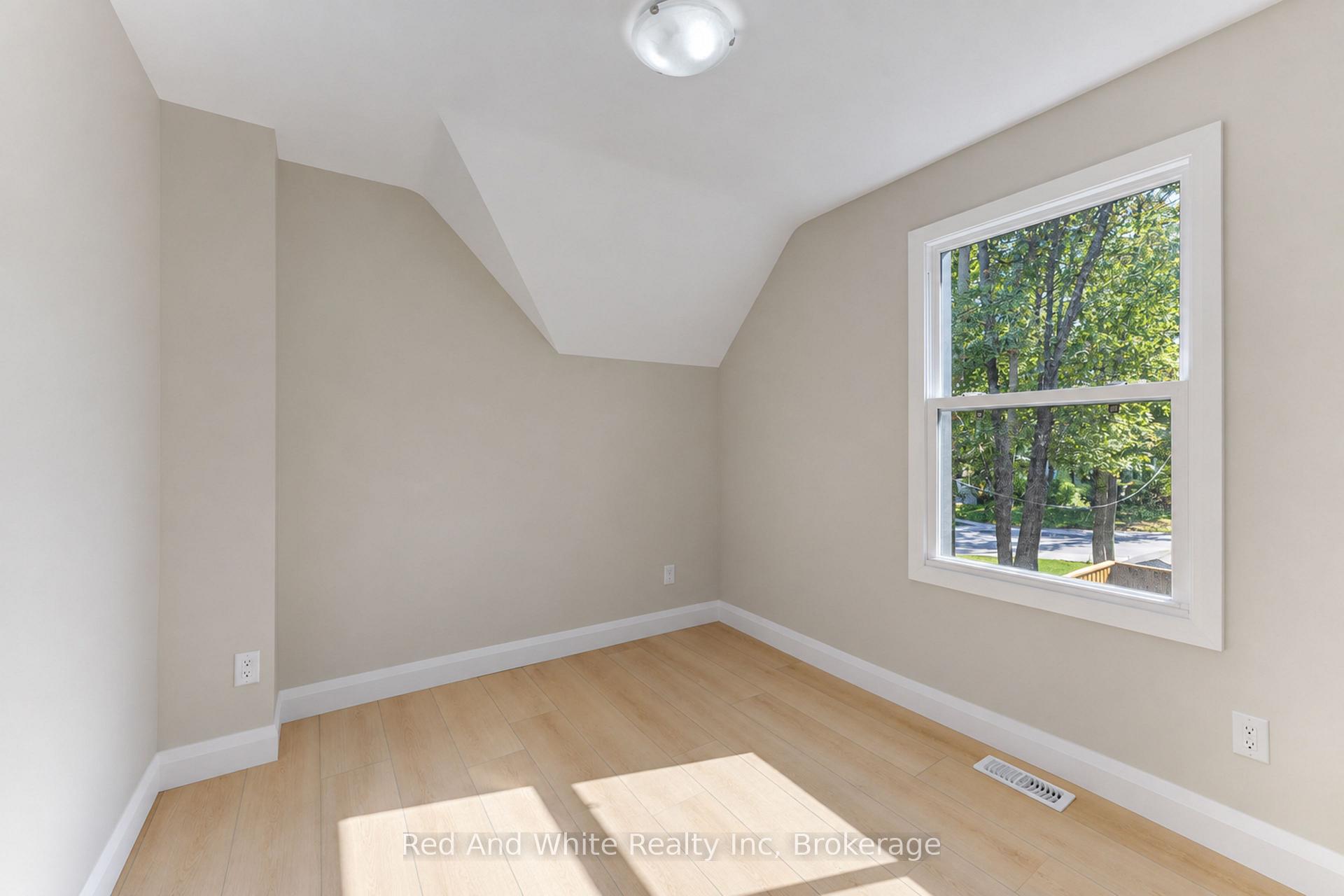 Photo 26 of 18 Miehm Place, Kitchener, Civic Centre — HOMEH