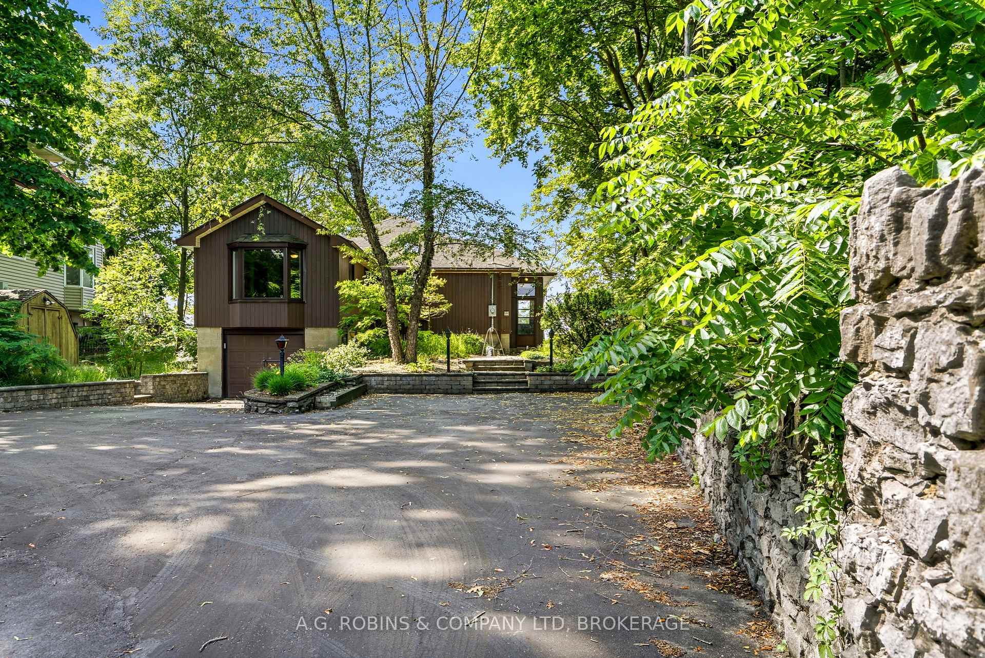 Photo of 10599 Lakeshore Road
