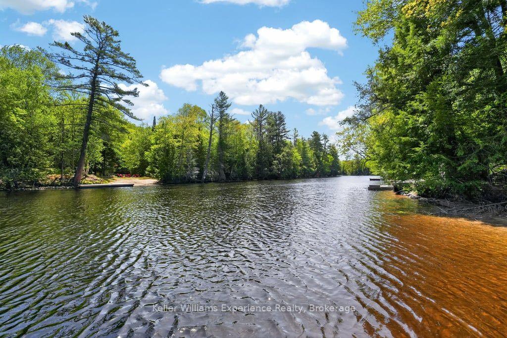 Photo 3 of 1077 Holiday Park Drive, Bracebridge, Macaulay — HOMEH
