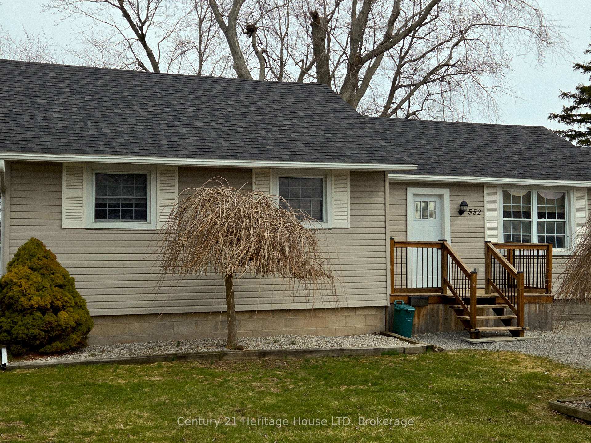 Photo 2 of 552 Lakeview Road, Fort Erie, Crescent Park — HOMEH