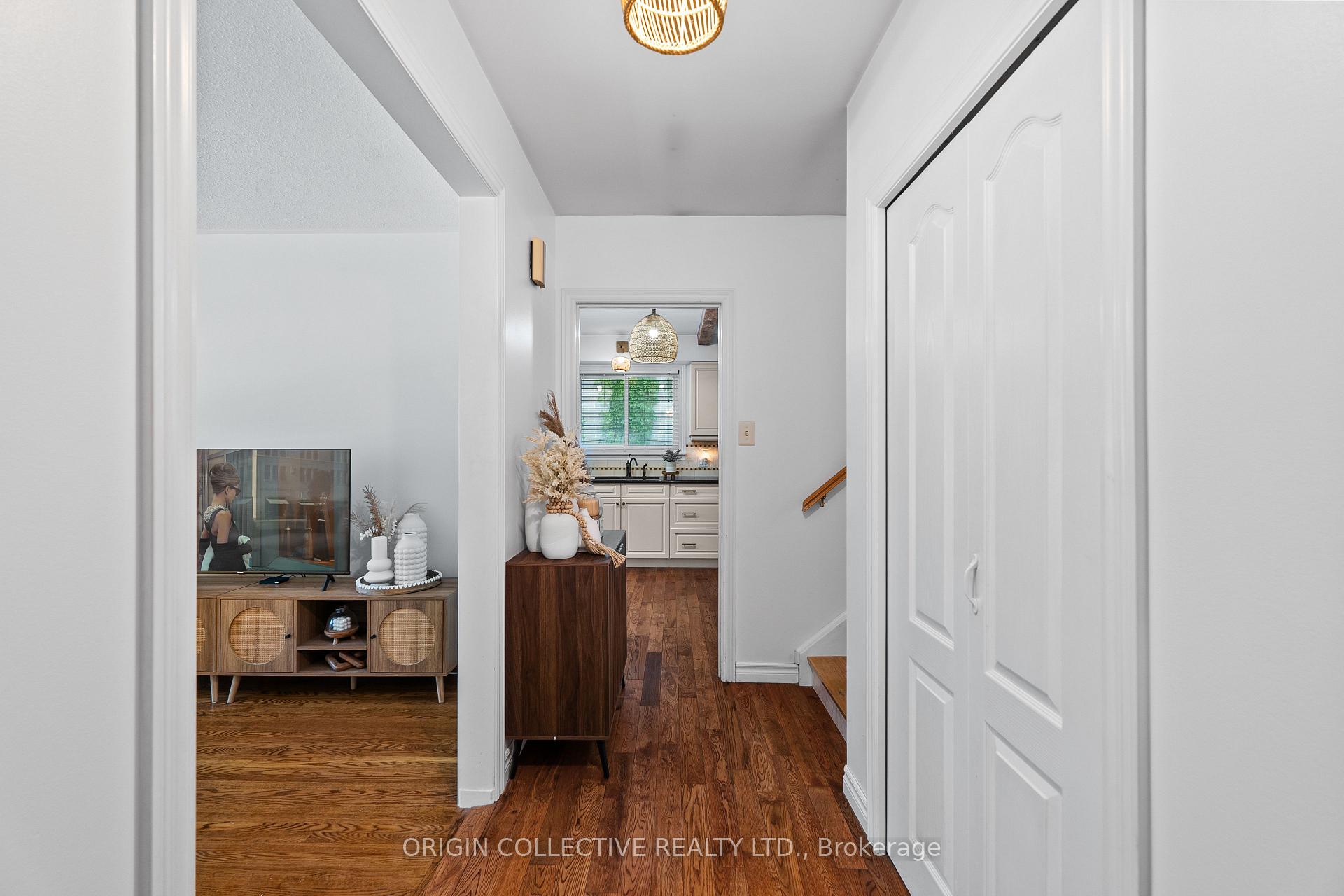 Photo 5 of 983 Parthia Crescent, Mississauga, Applewood — HOMEH