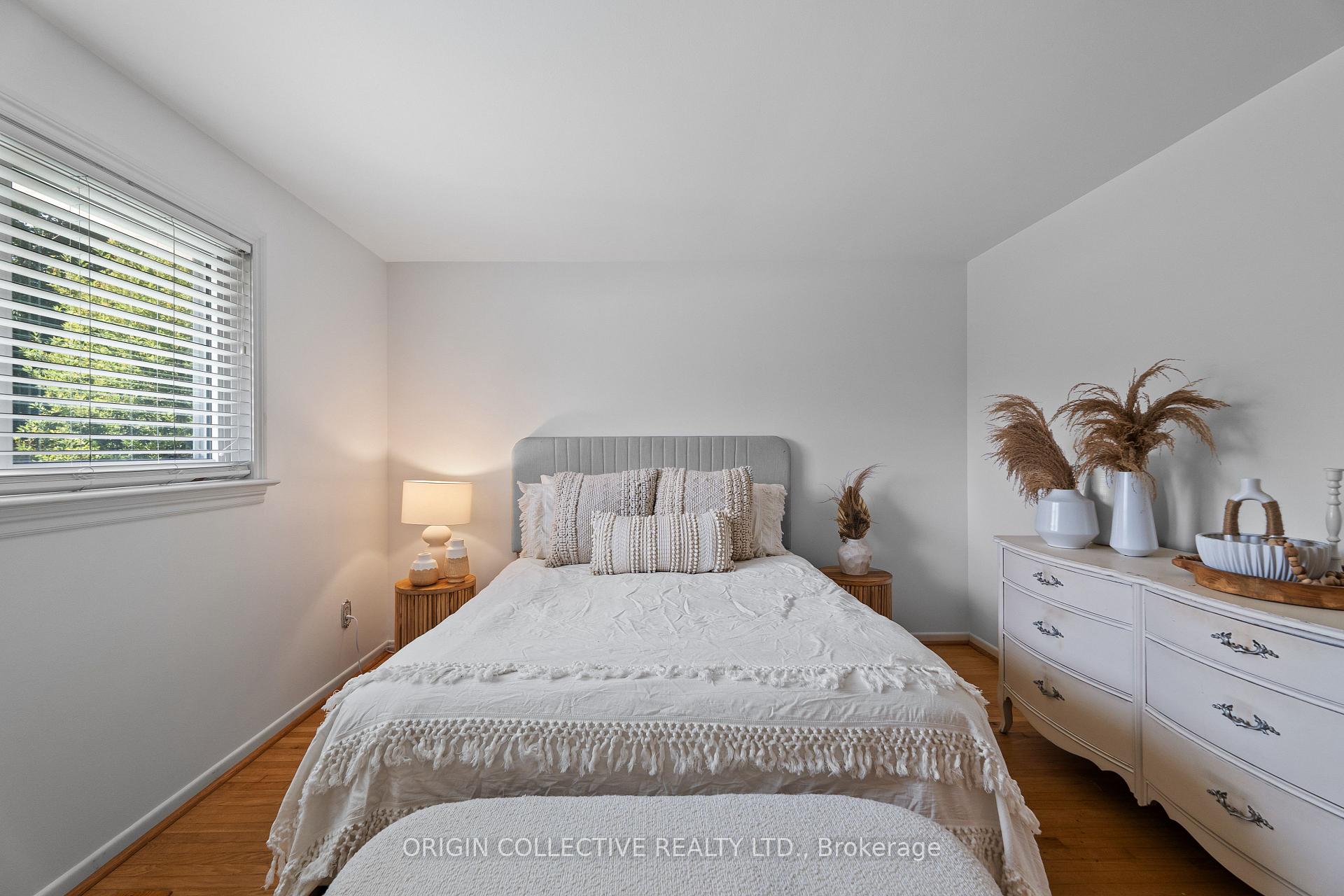 Photo 18 of 983 Parthia Crescent, Mississauga, Applewood — HOMEH
