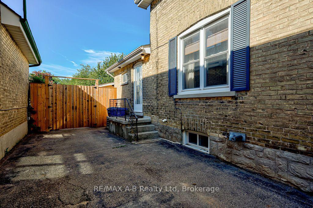 Photo 4 of 54 Mcnab Street S, Stratford — HOMEH