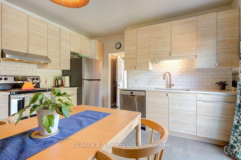 Photo 23 of 54 Mcnab Street S, Stratford — HOMEH
