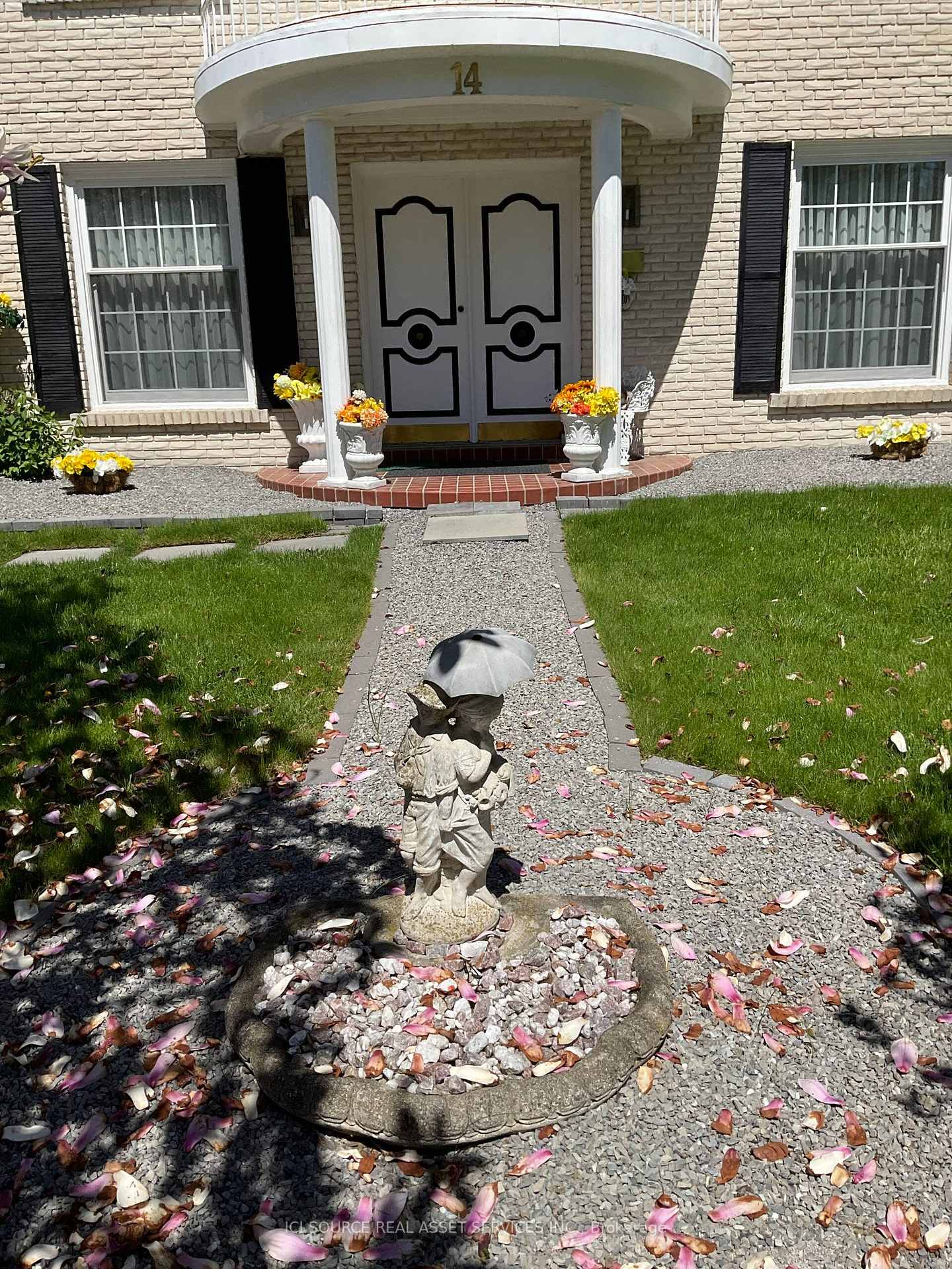 Photo 3 of 14 Robinhood Drive, Hamilton, Dundas — HOMEH