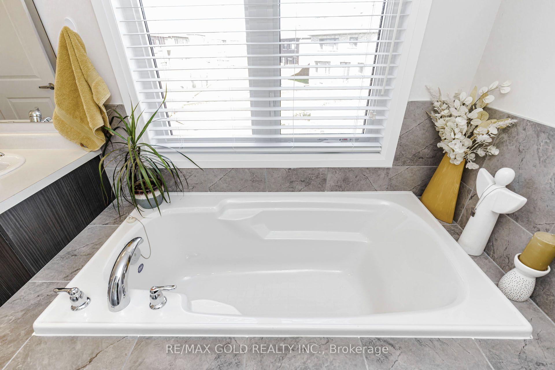 Photo 25 of 184 Leslie Davis Street, North Dumfries, Ayr — HOMEH