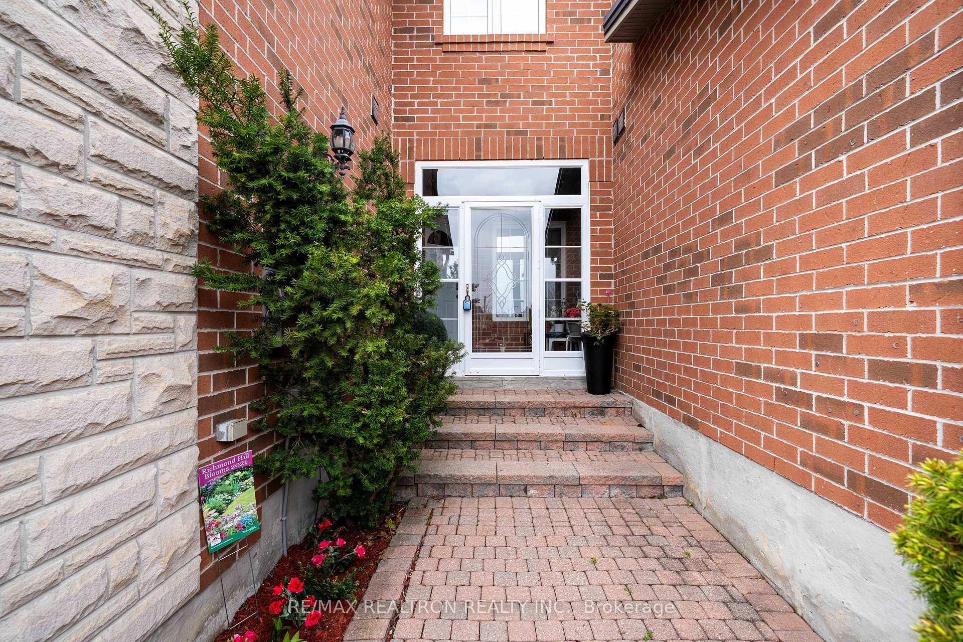 Photo 4 of 36 Edgemont Court, Richmond Hill, Westbrook — HOMEH