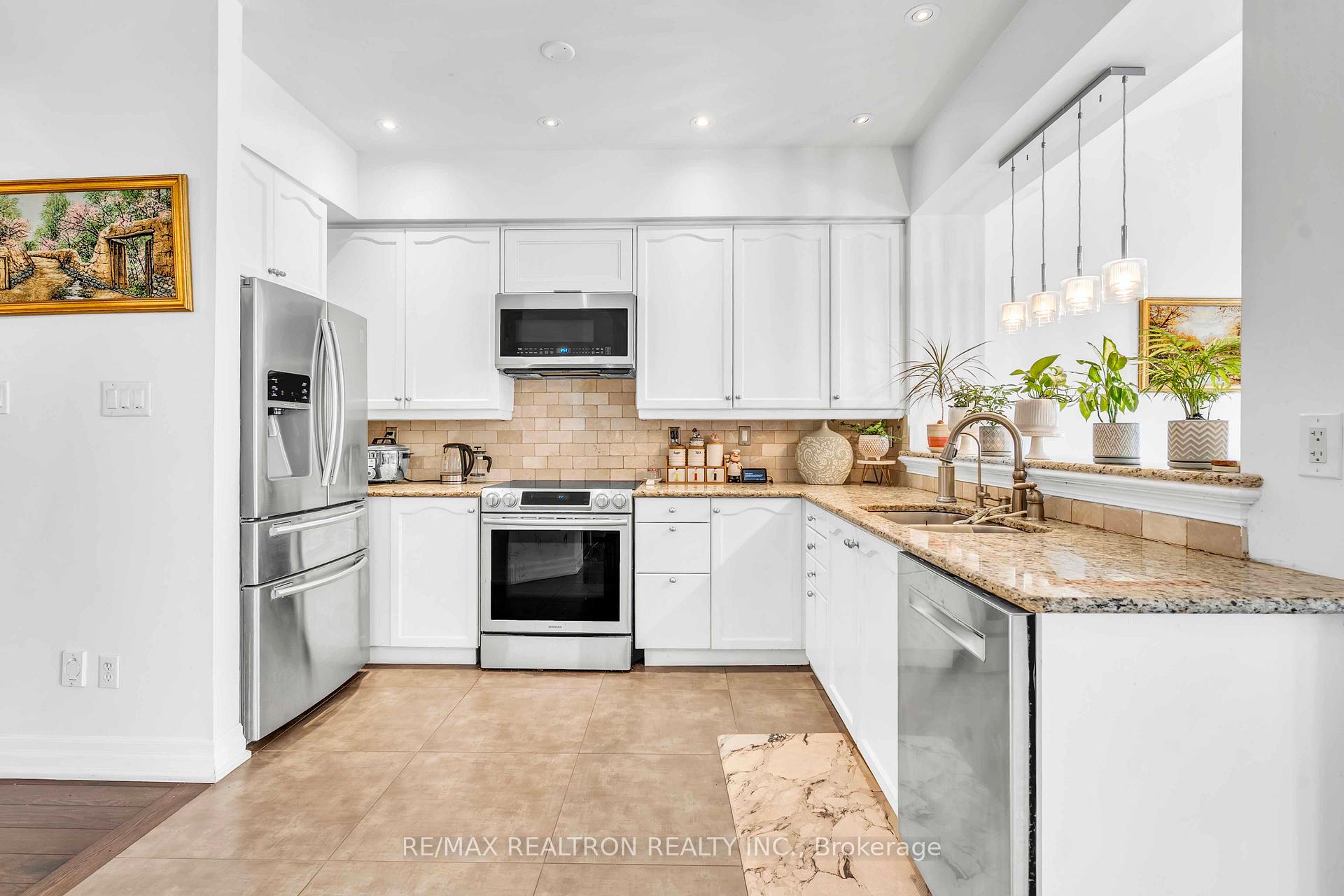 Photo 10 of 36 Edgemont Court, Richmond Hill, Westbrook — HOMEH
