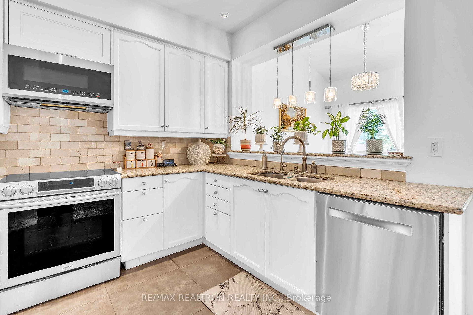 Photo 11 of 36 Edgemont Court, Richmond Hill, Westbrook — HOMEH