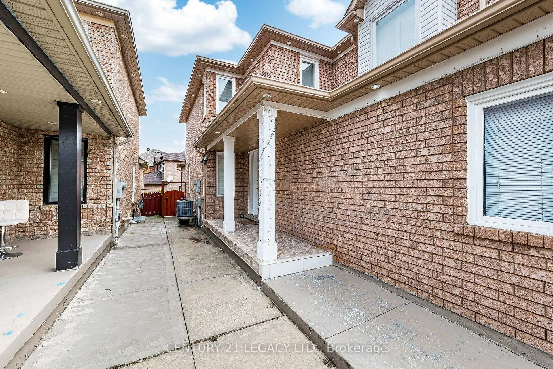 Photo 4 of 64 Narrow Valley Crescent, Brampton, Sandringham-Wellington — HOMEH