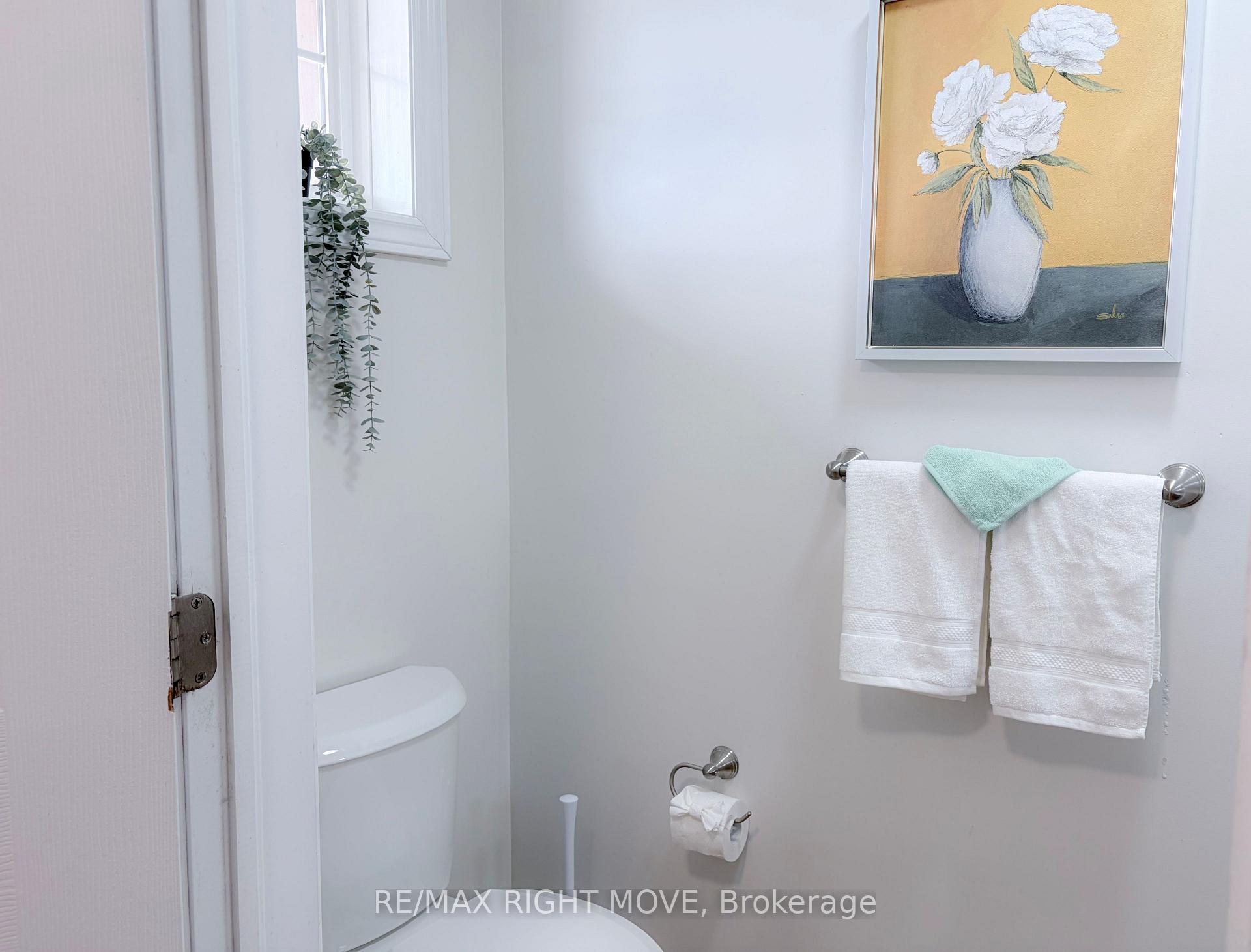 Photo 4 of 40 Michelle Drive, Orillia — HOMEH