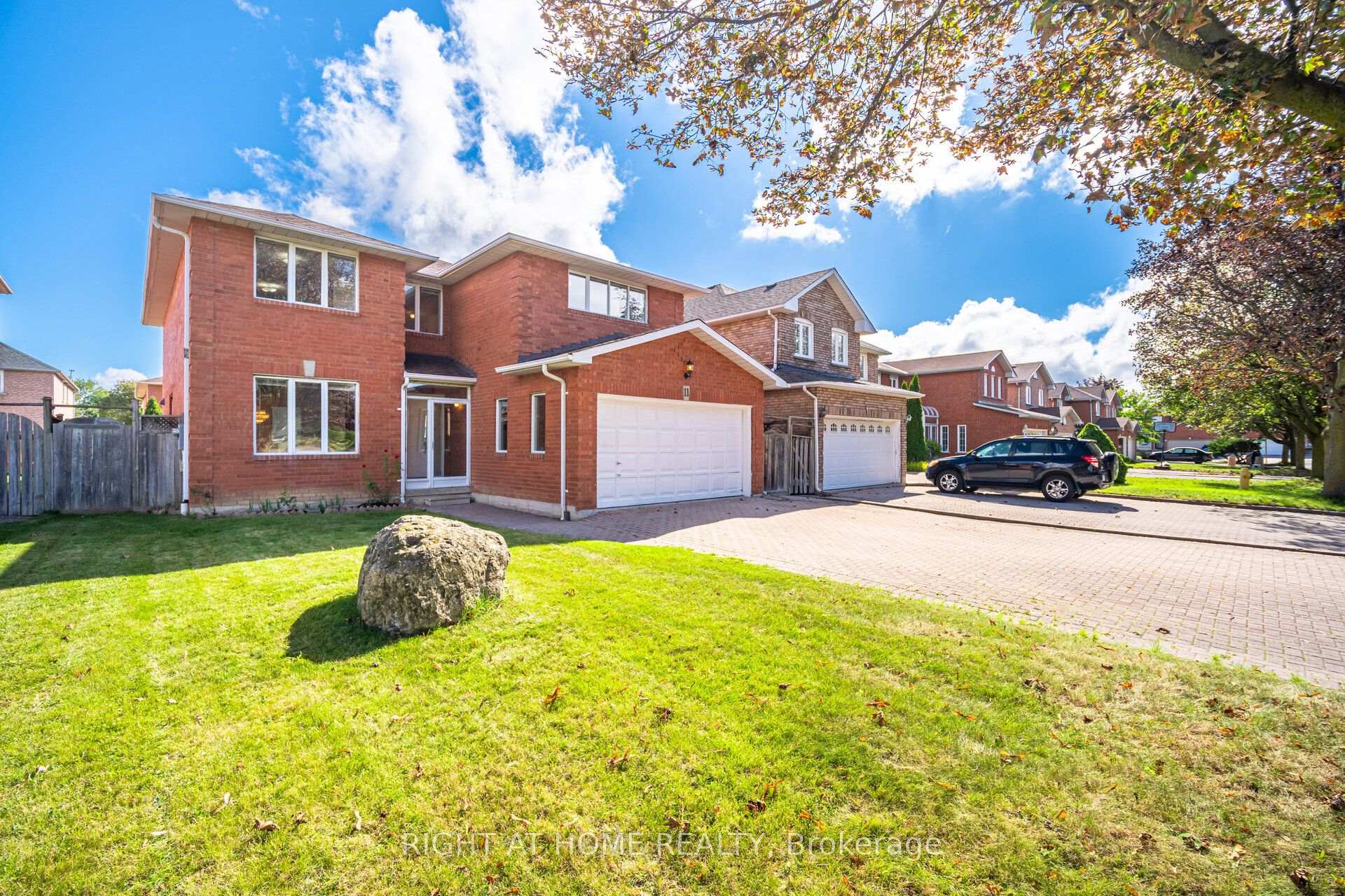 Photo 2 of 11 Lynda Mcneil Place, Markham, Middlefield — HOMEH