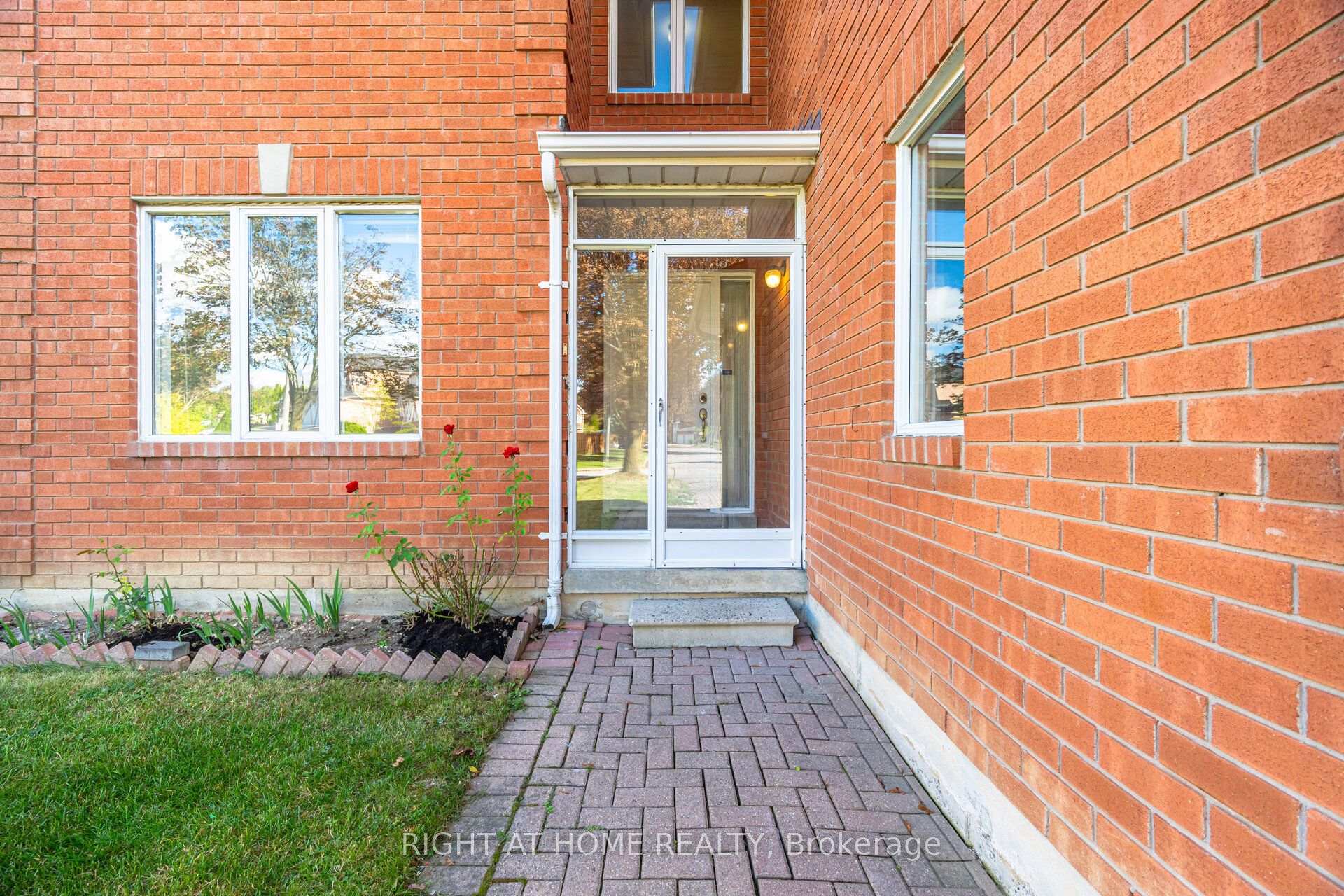 Photo 3 of 11 Lynda Mcneil Place, Markham, Middlefield — HOMEH