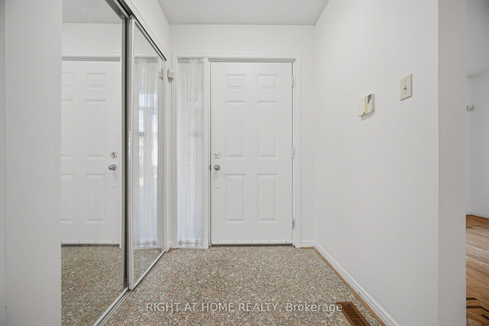 Photo 4 of 11 Lynda Mcneil Place, Markham, Middlefield — HOMEH