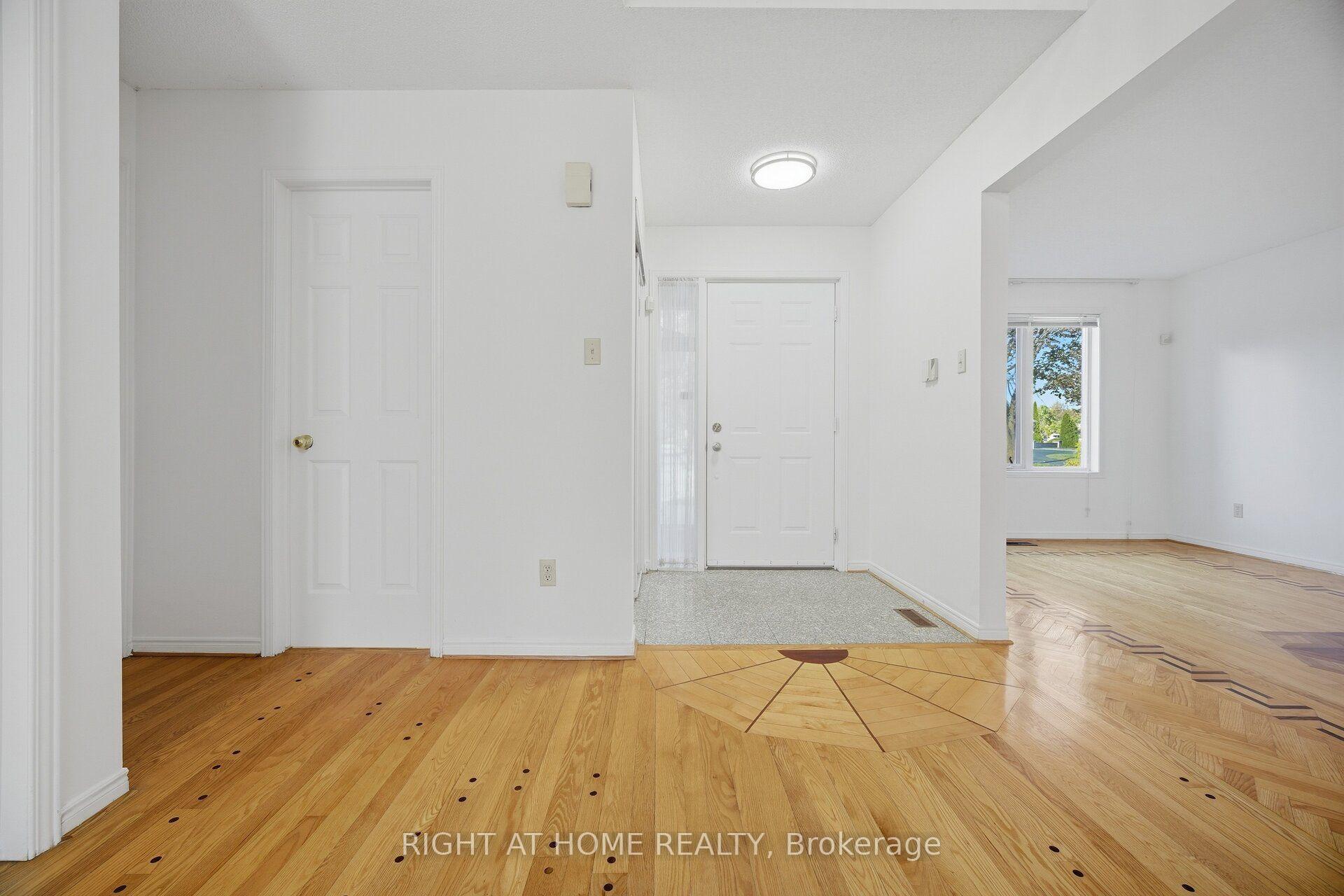 Photo 5 of 11 Lynda Mcneil Place, Markham, Middlefield — HOMEH