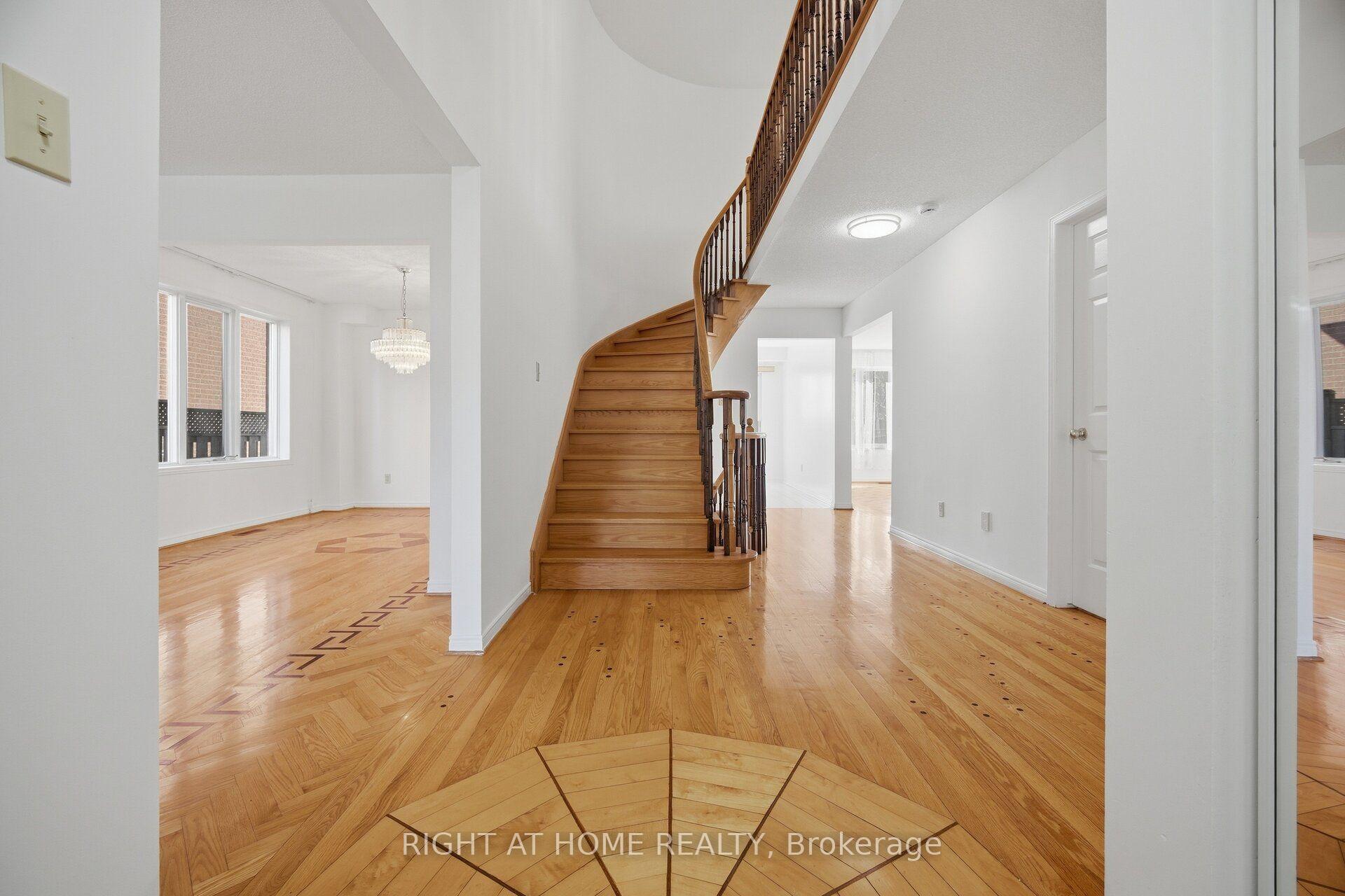 Photo 6 of 11 Lynda Mcneil Place, Markham, Middlefield — HOMEH