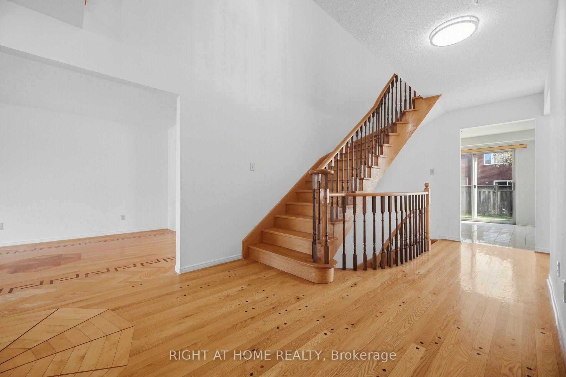 Photo 7 of 11 Lynda Mcneil Place, Markham, Middlefield — HOMEH