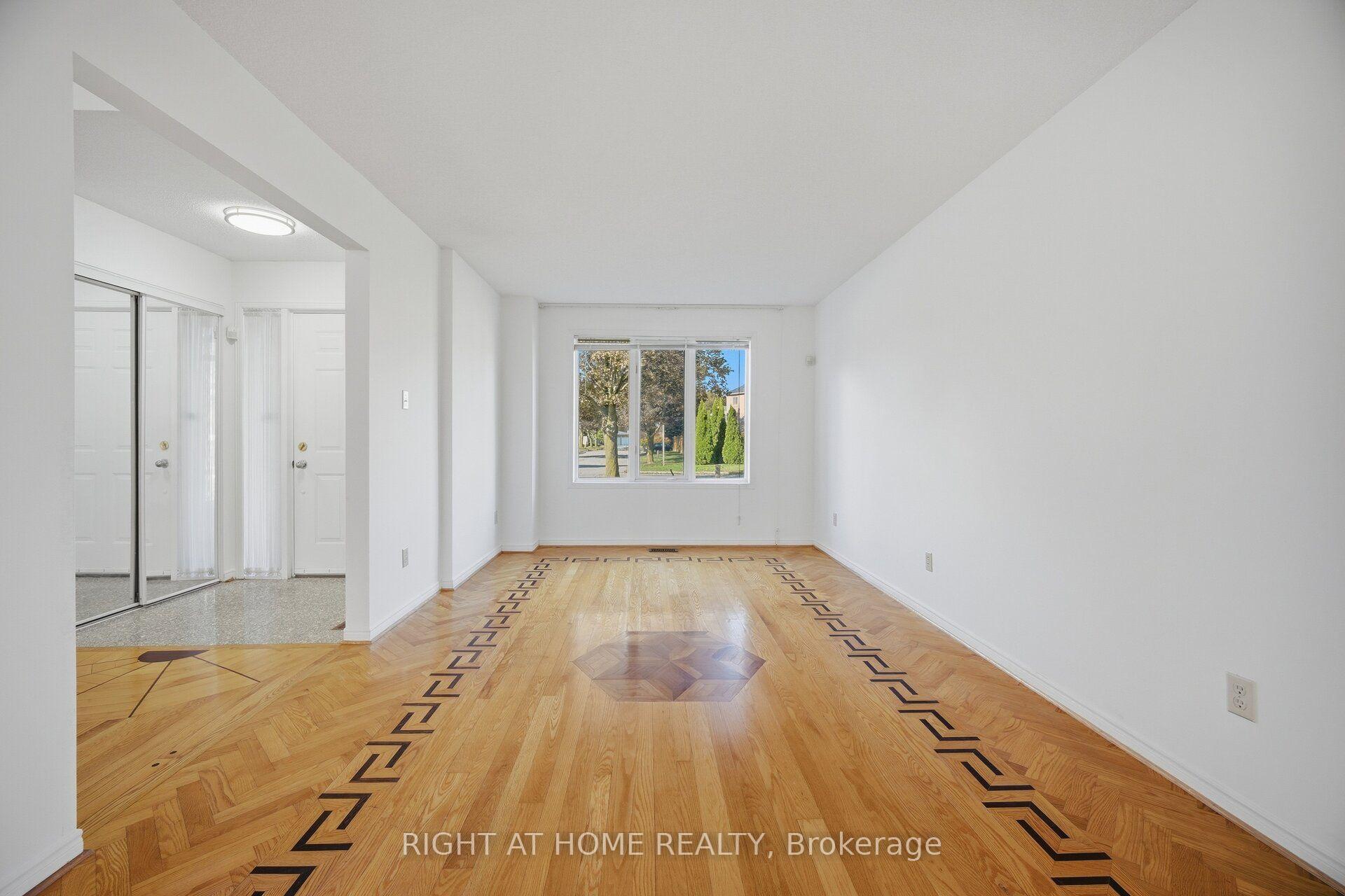 Photo 8 of 11 Lynda Mcneil Place, Markham, Middlefield — HOMEH