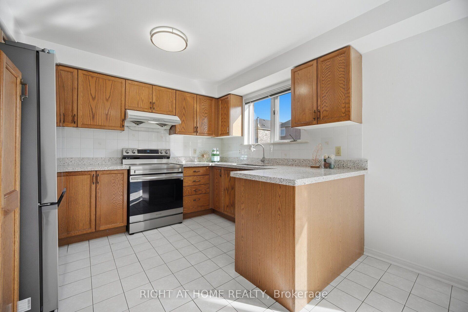 Photo 12 of 11 Lynda Mcneil Place, Markham, Middlefield — HOMEH