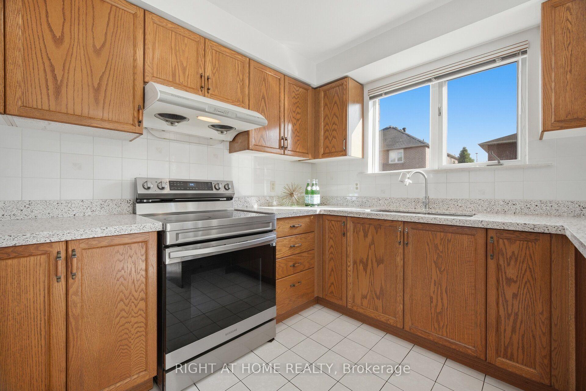 Photo 13 of 11 Lynda Mcneil Place, Markham, Middlefield — HOMEH