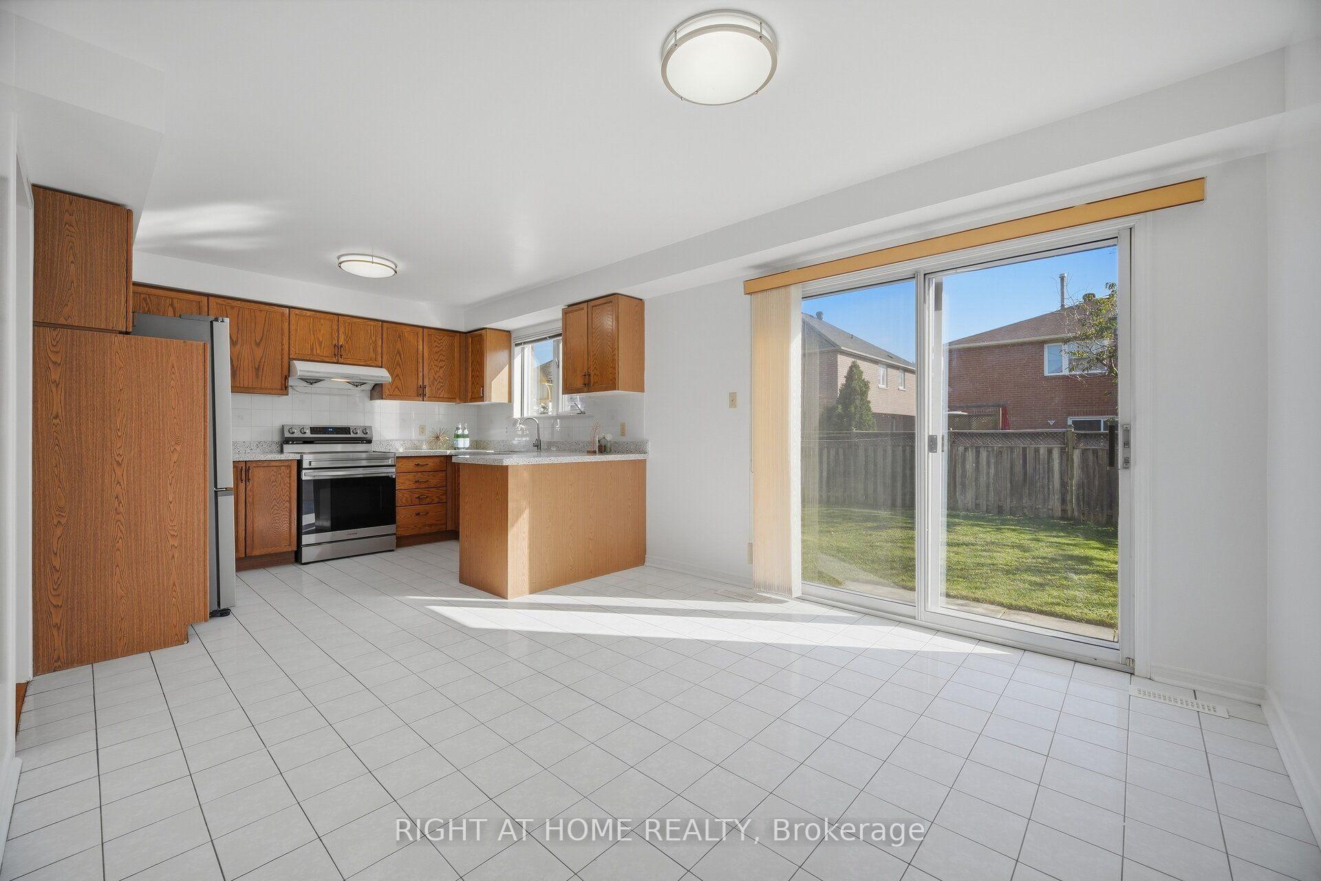 Photo 15 of 11 Lynda Mcneil Place, Markham, Middlefield — HOMEH