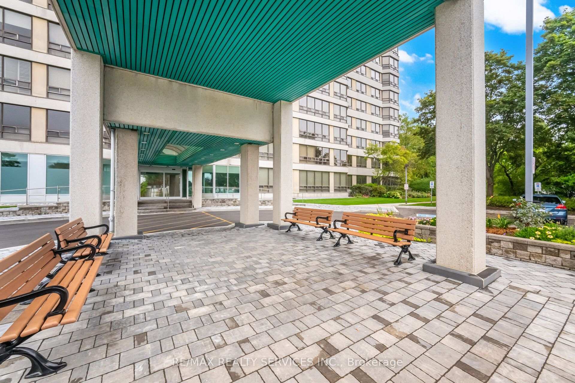 Photo 2 of Unit 404, 330 Mill Street S, Brampton, Brampton South — HOMEH