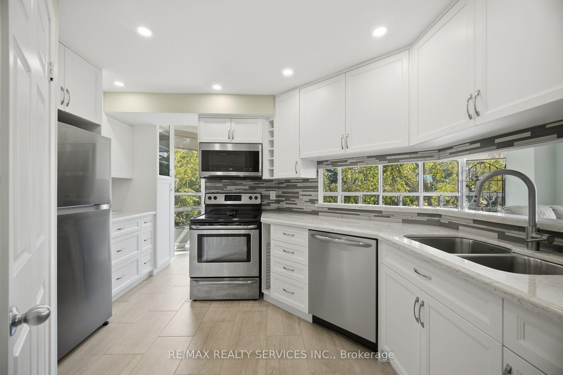 Photo 7 of Unit 404, 330 Mill Street S, Brampton, Brampton South — HOMEH