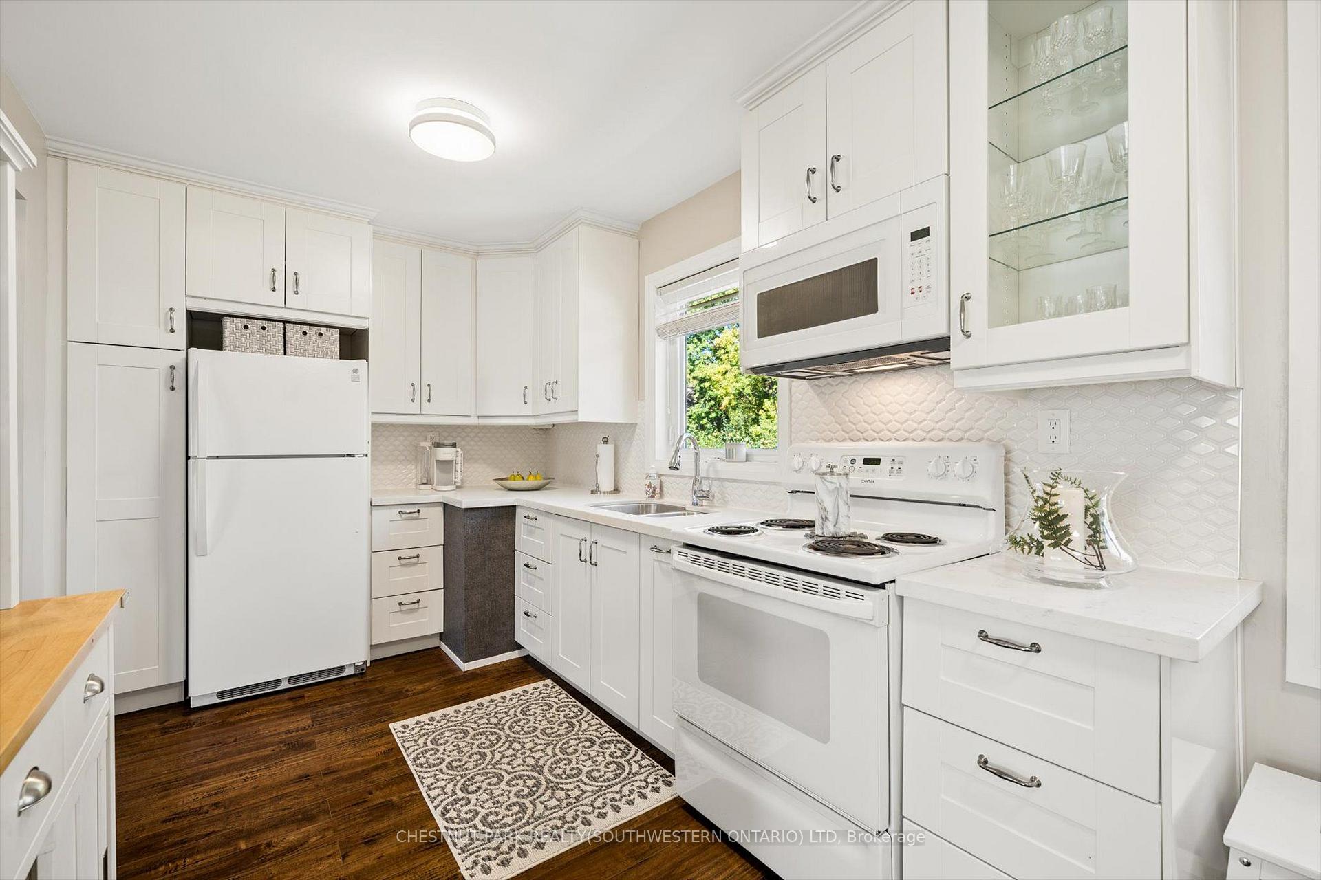 Photo 13 of 56 Suffolk Avenue, Kitchener, Heritage Park - Kitchener — HOMEH