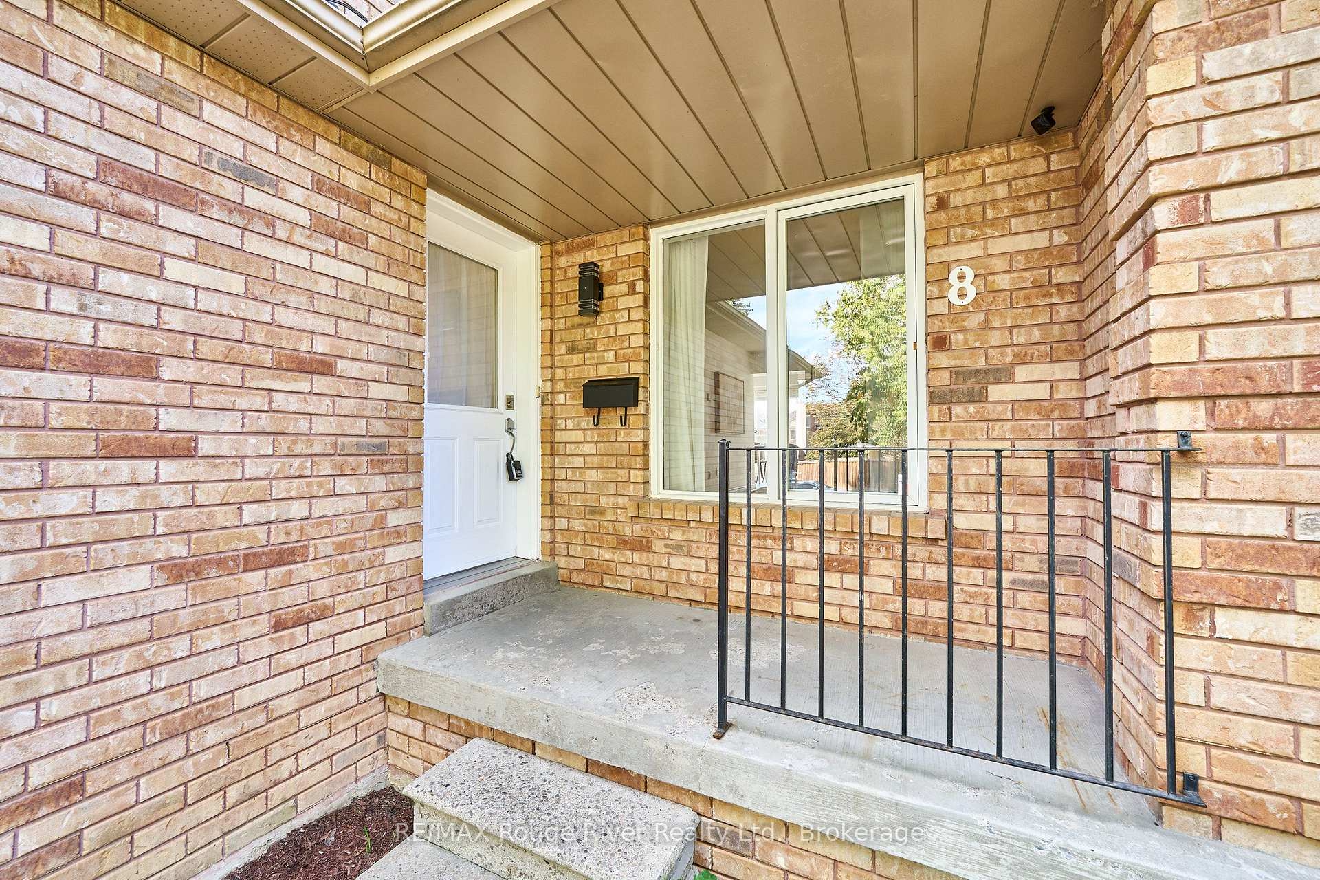 Photo 3 of 8 Landerville Lane, Clarington, Bowmanville — HOMEH