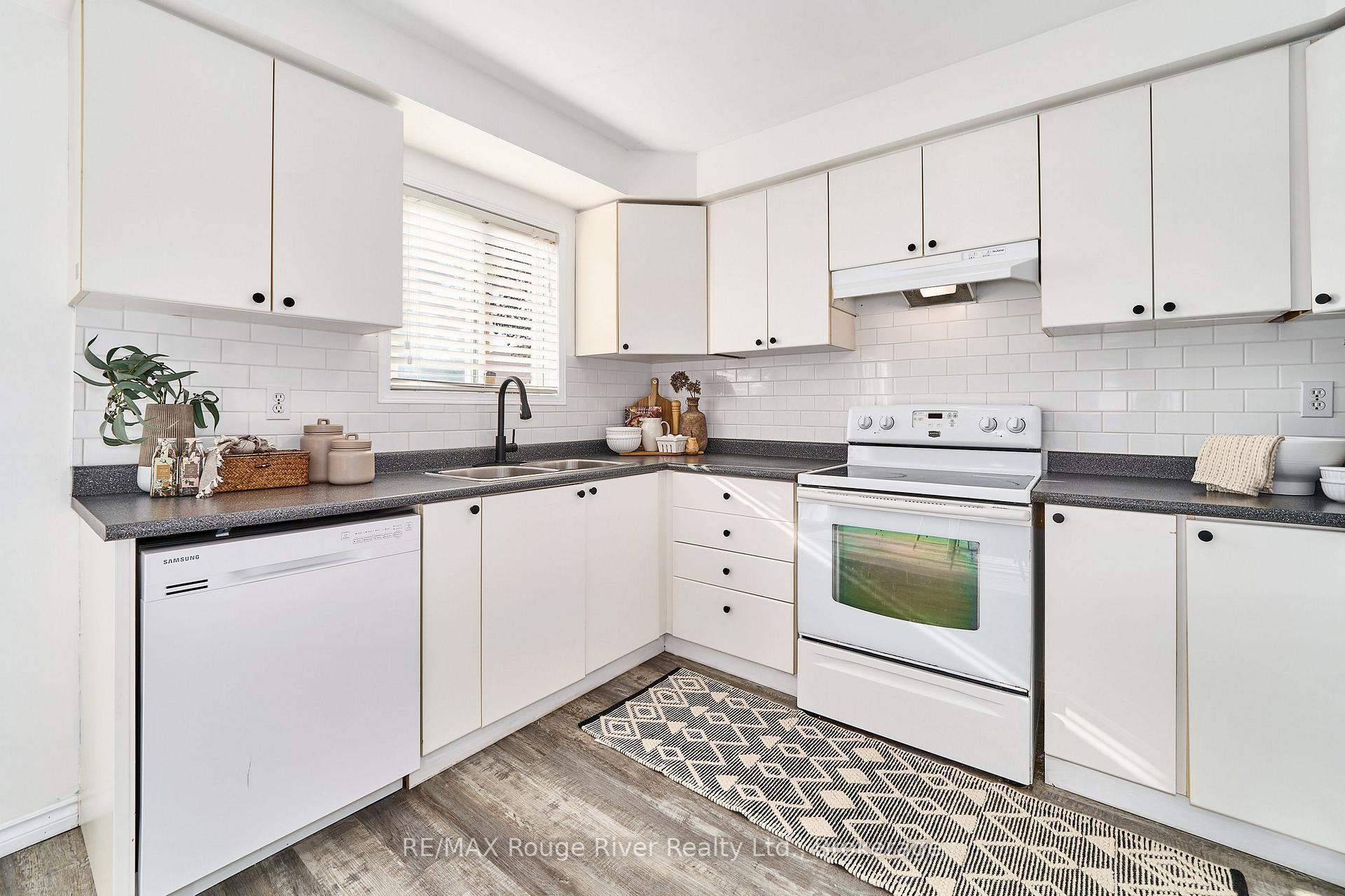 Photo 14 of 8 Landerville Lane, Clarington, Bowmanville — HOMEH