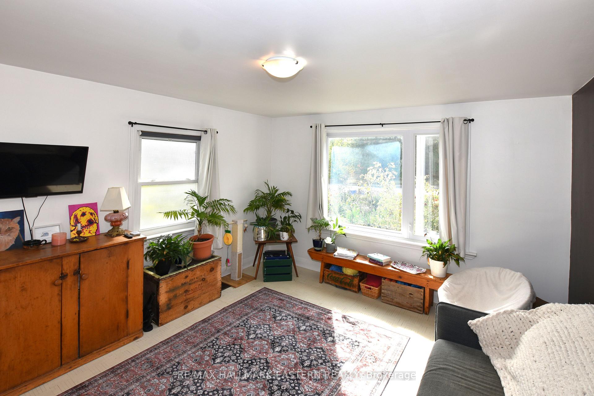 Photo 16 of 726 Fairbairn Street, Peterborough, Northcrest Ward 5 — HOMEH