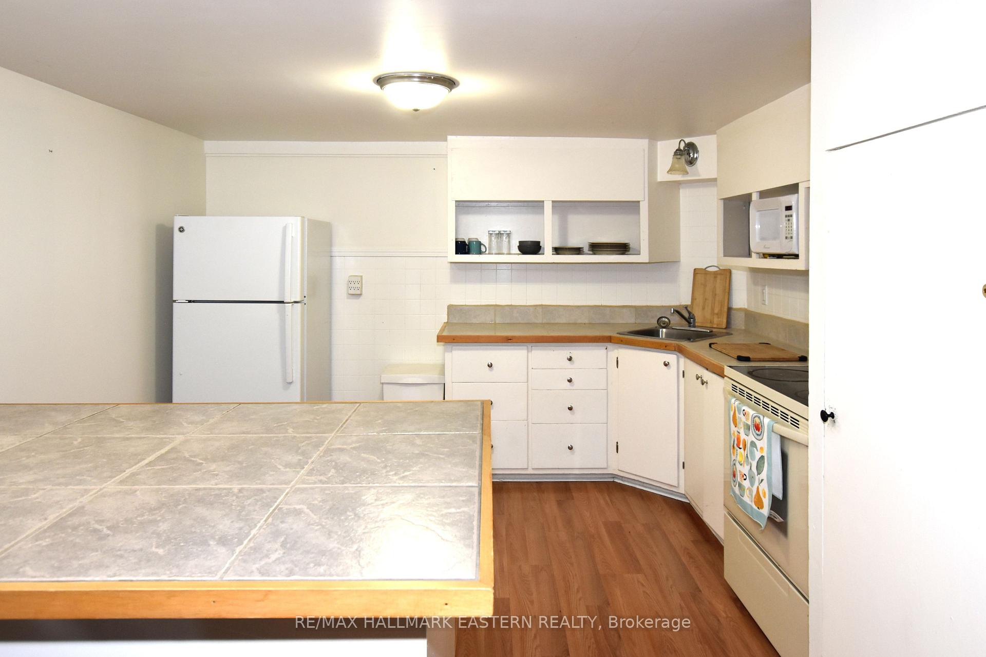 Photo 21 of 726 Fairbairn Street, Peterborough, Northcrest Ward 5 — HOMEH