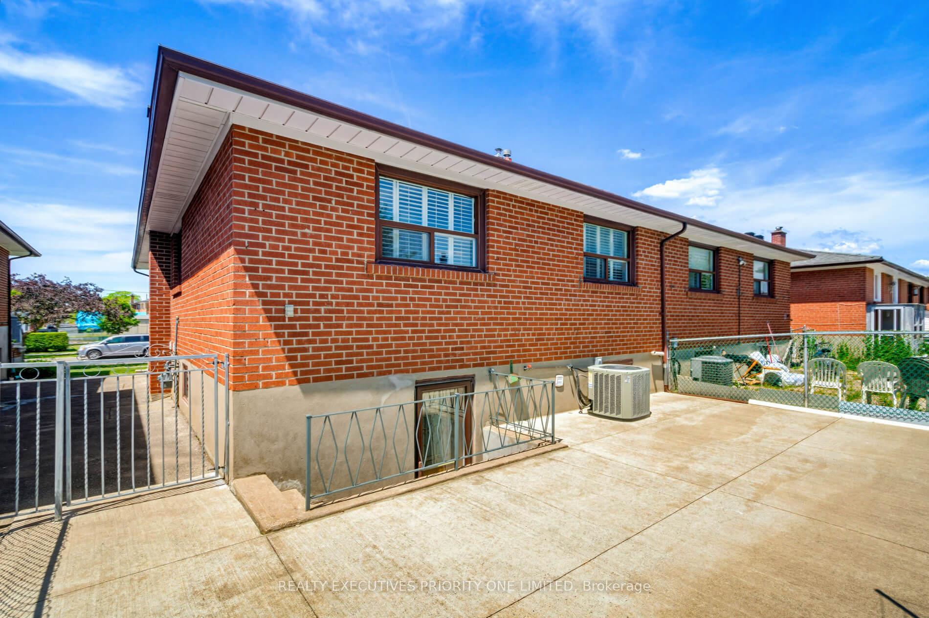 Photo 35 of 55 Picaro Drive, North York, Glenfield-Jane Heights — HOMEH