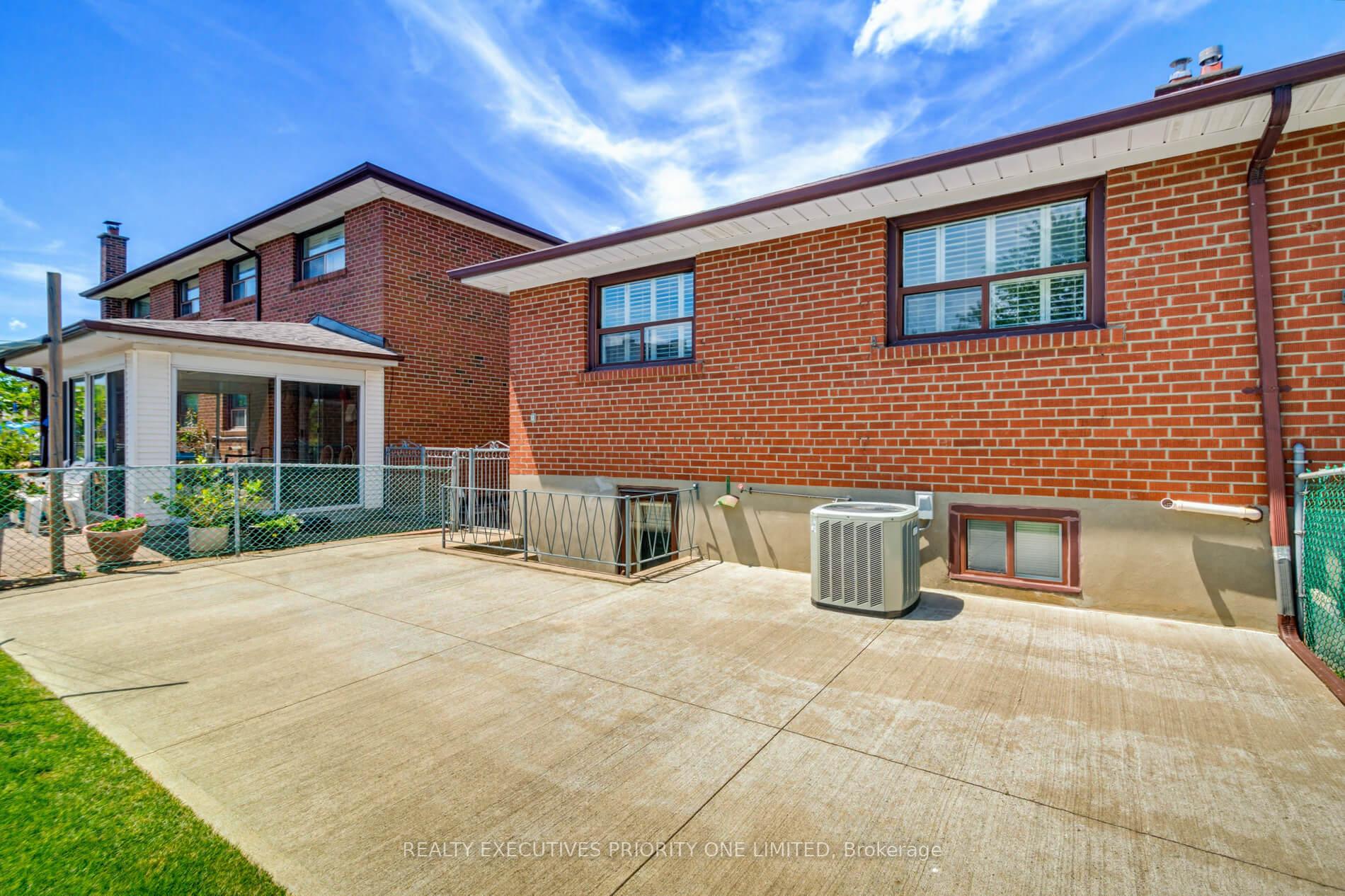 Photo 36 of 55 Picaro Drive, North York, Glenfield-Jane Heights — HOMEH