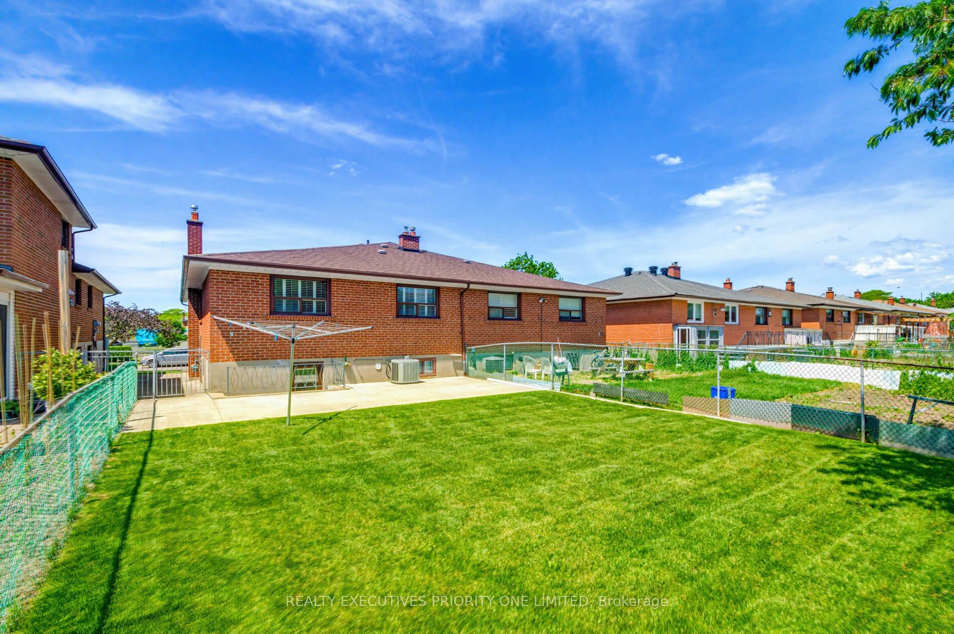Photo 39 of 55 Picaro Drive, North York, Glenfield-Jane Heights — HOMEH