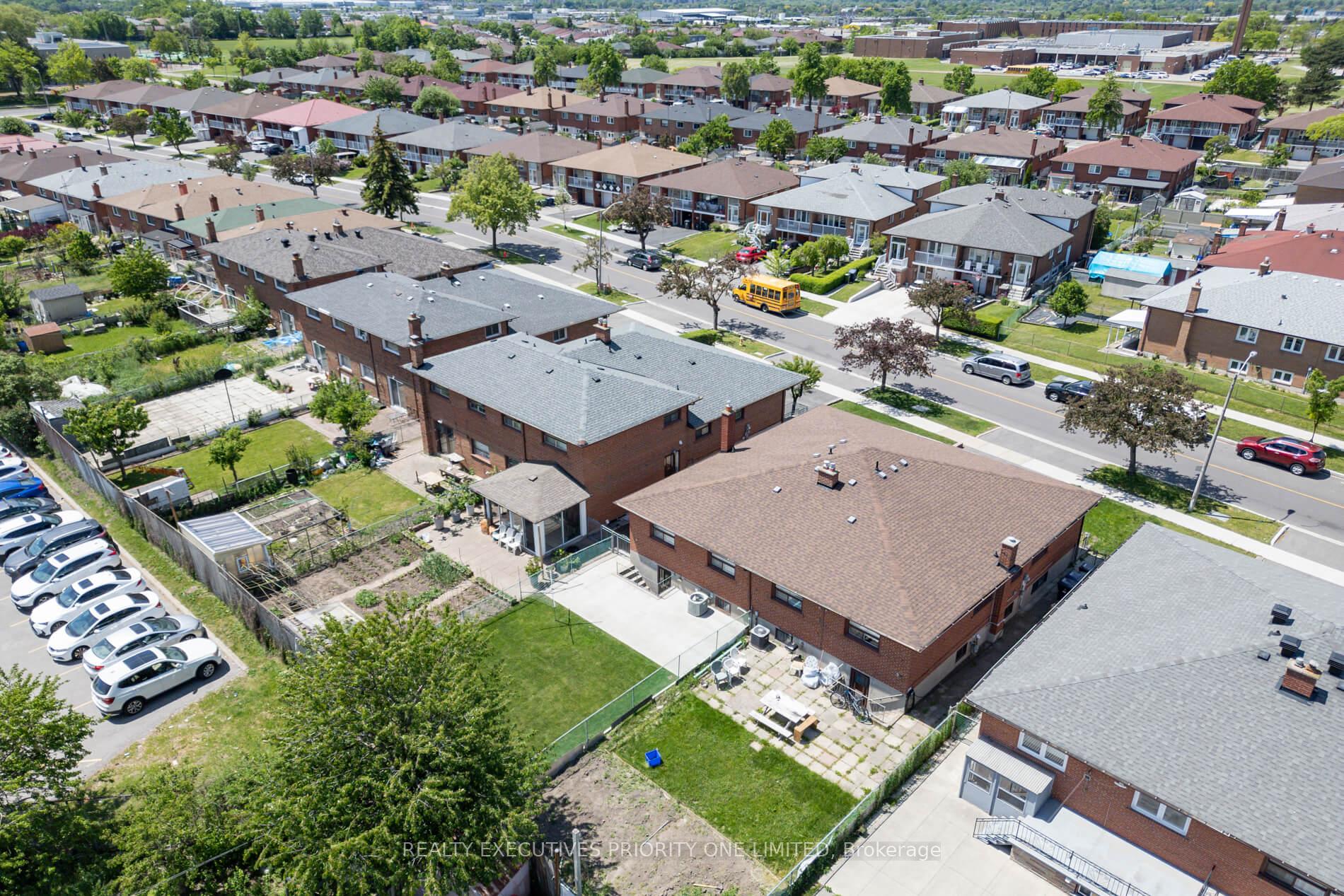 Photo 43 of 55 Picaro Drive, North York, Glenfield-Jane Heights — HOMEH