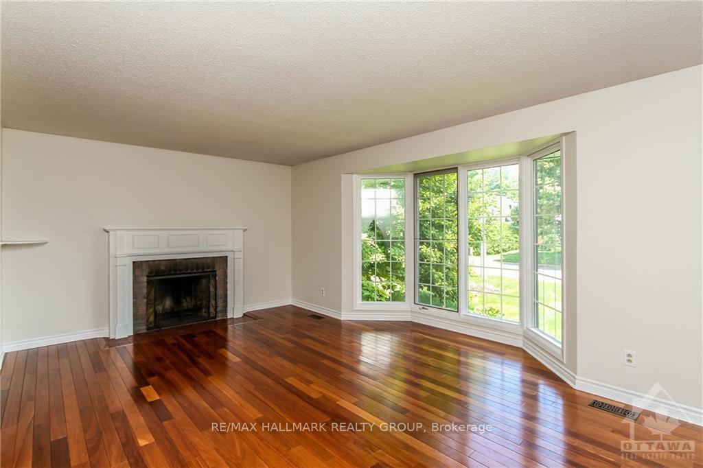 Photo 5 of 570 Duff Crescent, Ottawa, Beacon Hill North — HOMEH