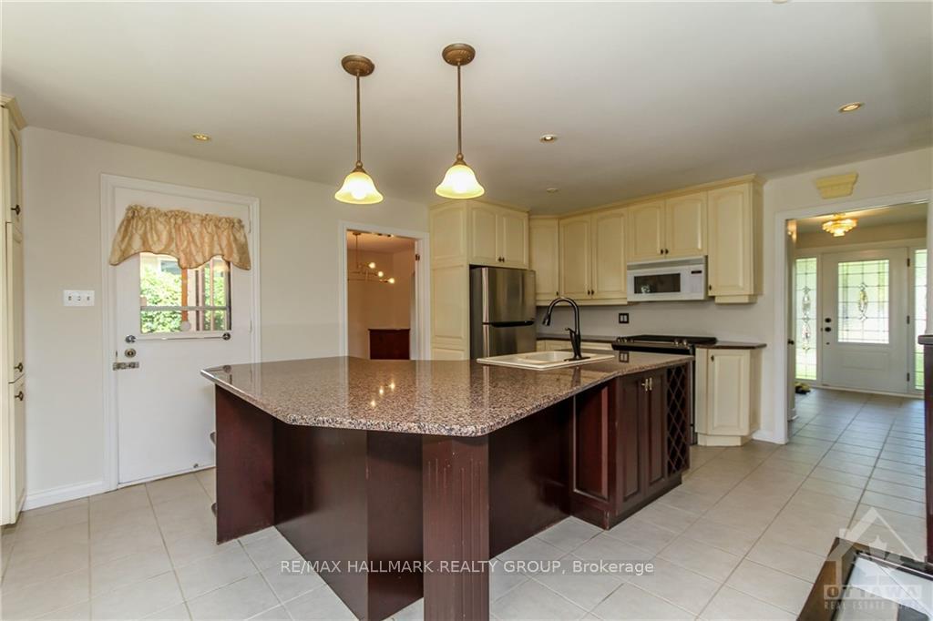 Photo 8 of 570 Duff Crescent, Ottawa, Beacon Hill North — HOMEH