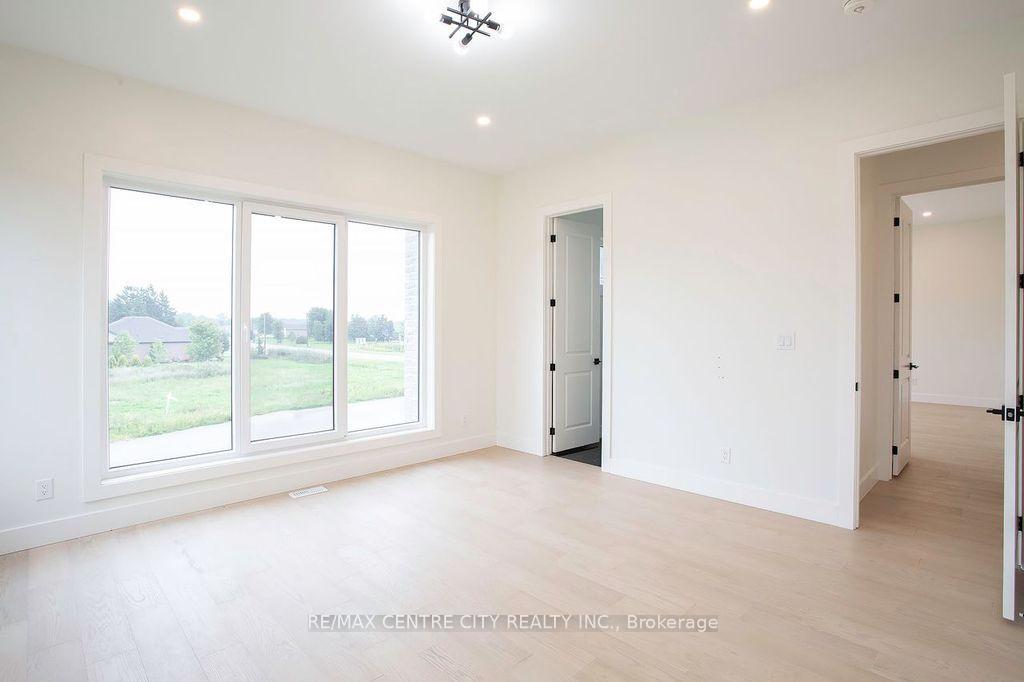 Photo 27 of 1 James Street, Strathroy-Caradoc, Melbourne — HOMEH