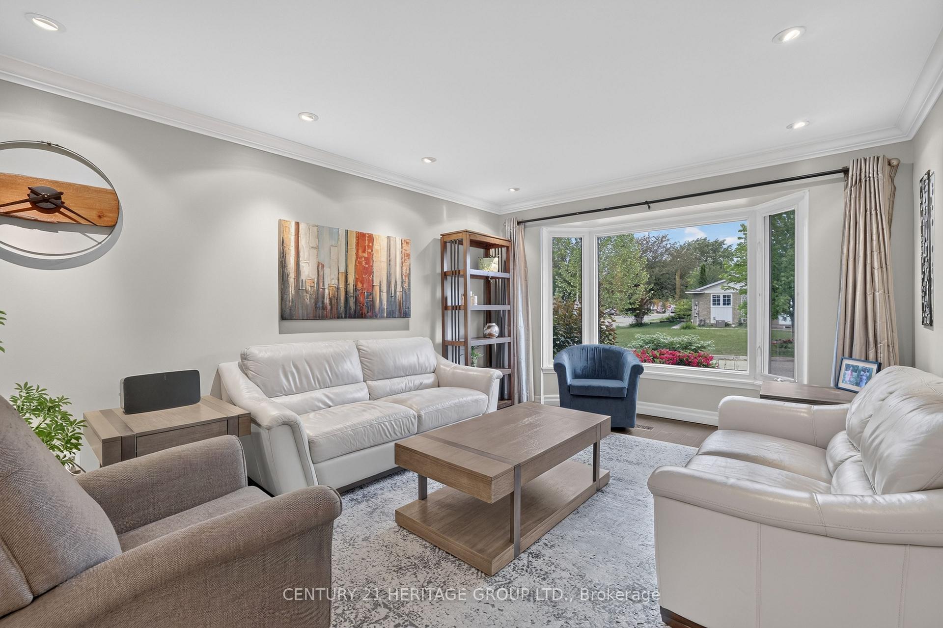 Photo 8 of 28 Innis Crescent, Richmond Hill, Mill Pond — HOMEH