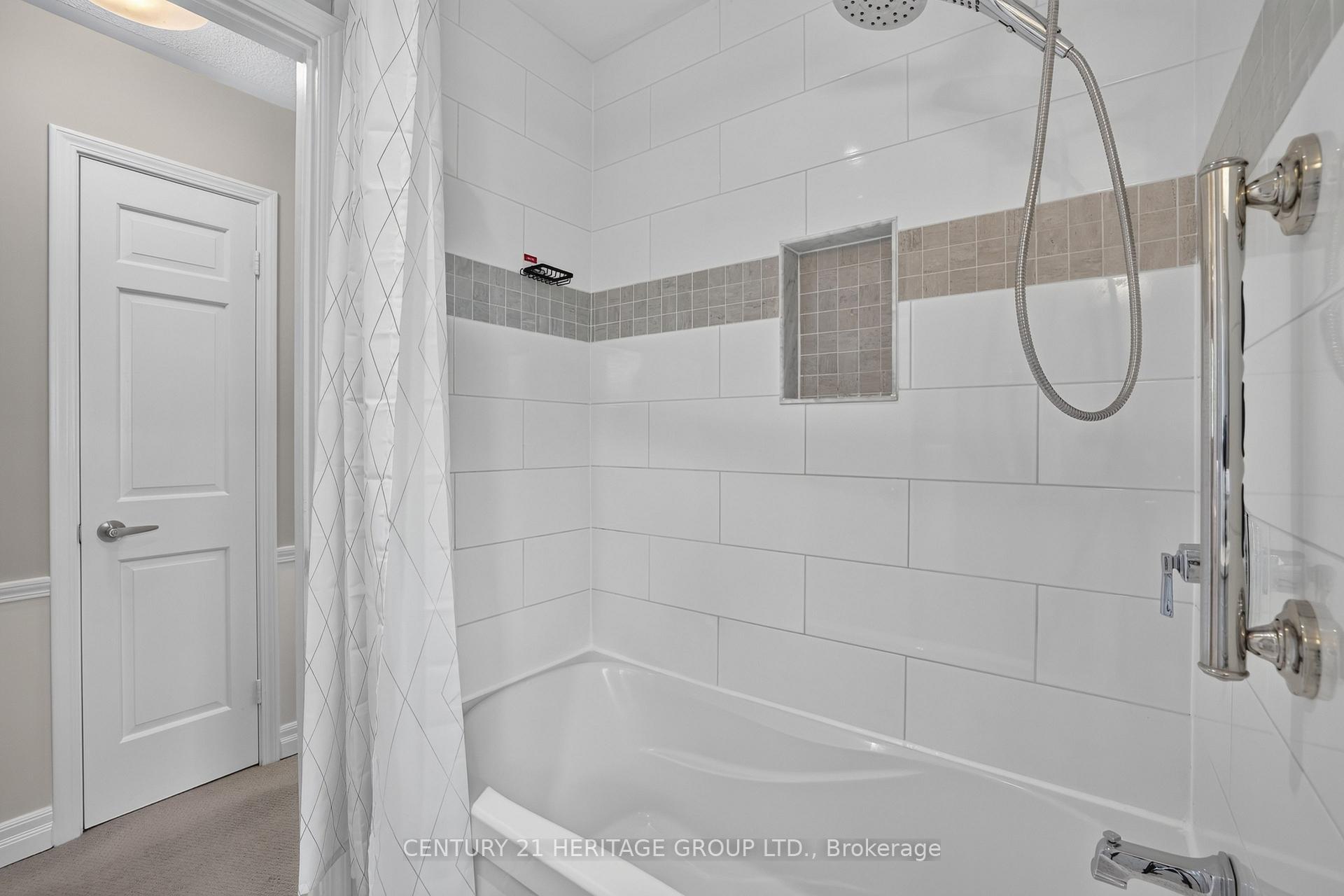 Photo 31 of 28 Innis Crescent, Richmond Hill, Mill Pond — HOMEH