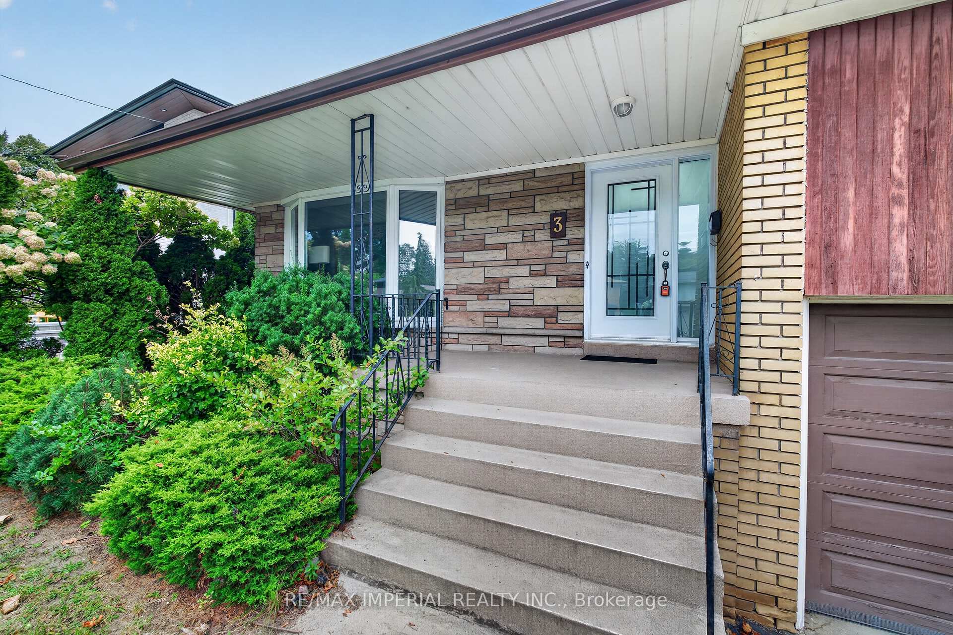 Photo 2 of 3 Minstrel Drive, Etobicoke, Stonegate-Queensway — HOMEH