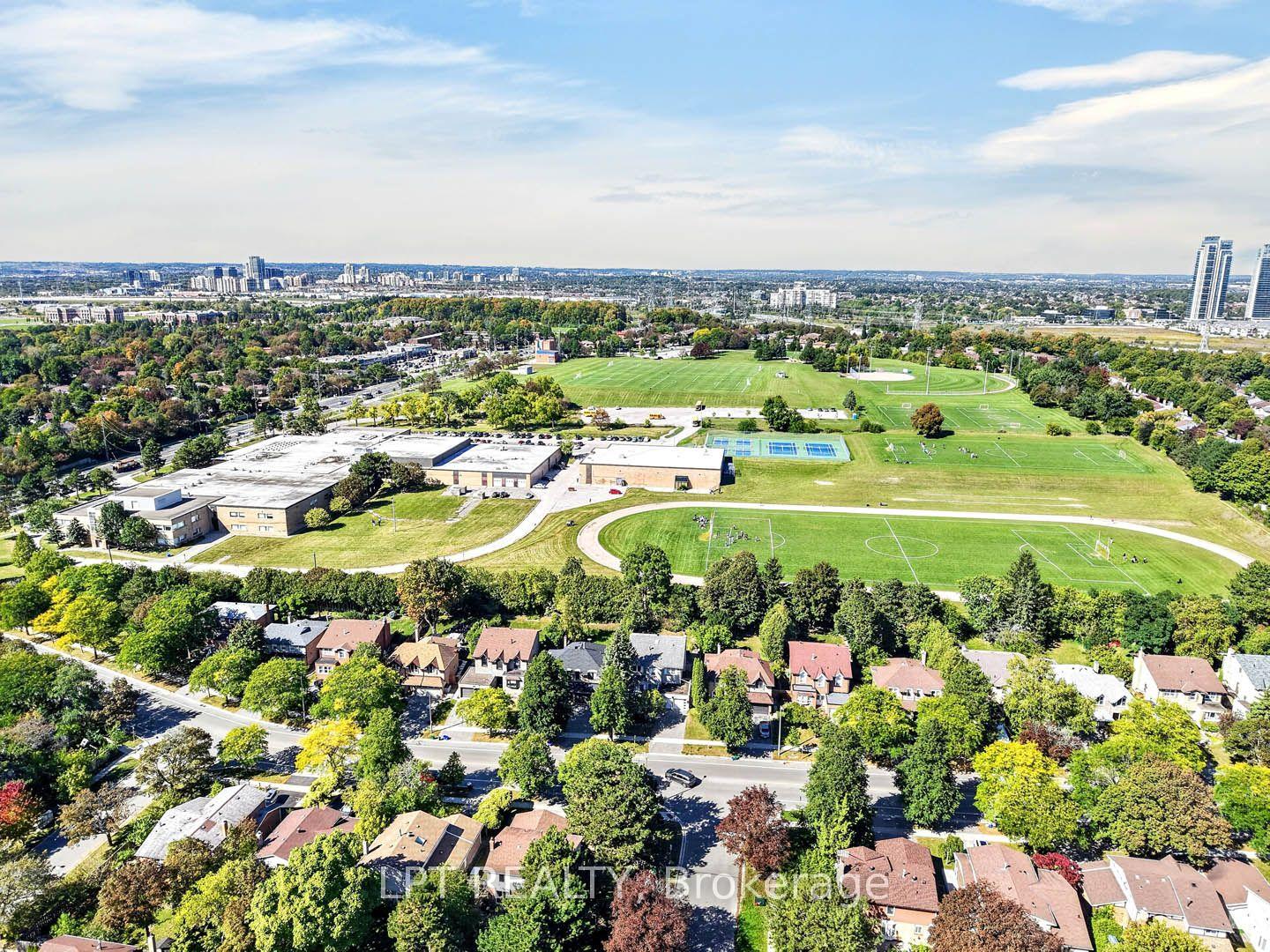 Photo 7 of 118 Tamarack Drive, Markham, Aileen-Willowbrook — HOMEH