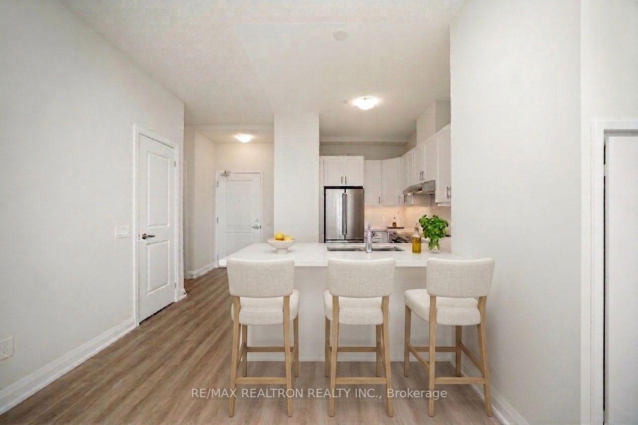 Photo 10 of Unit Ph811, 5917 Main Street, Whitchurch-Stouffville, Stouffville — HOMEH