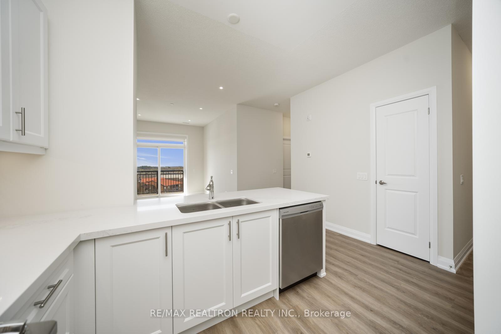 Photo 13 of Unit Ph811, 5917 Main Street, Whitchurch-Stouffville, Stouffville — HOMEH