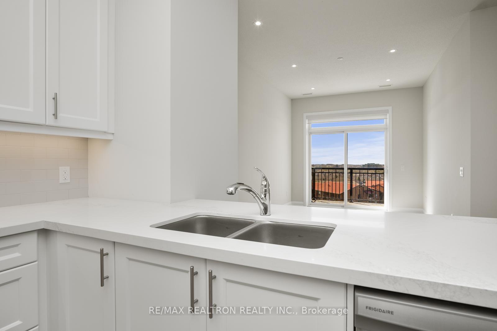 Photo 14 of Unit Ph811, 5917 Main Street, Whitchurch-Stouffville, Stouffville — HOMEH