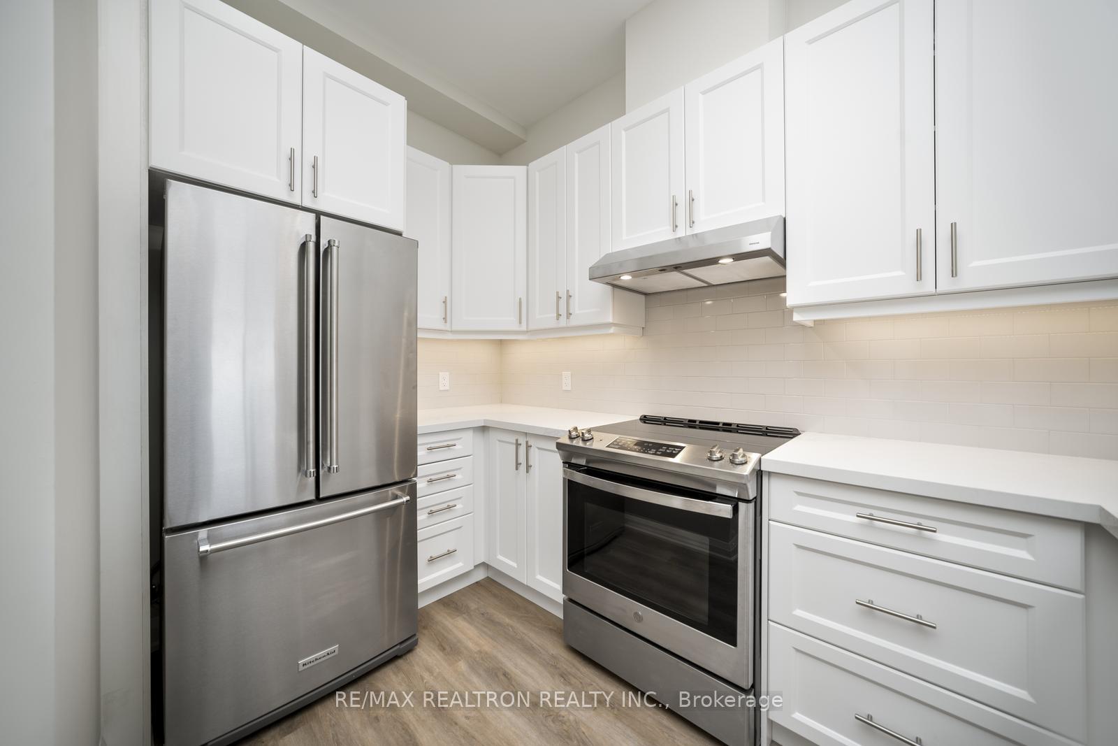 Photo 15 of Unit Ph811, 5917 Main Street, Whitchurch-Stouffville, Stouffville — HOMEH